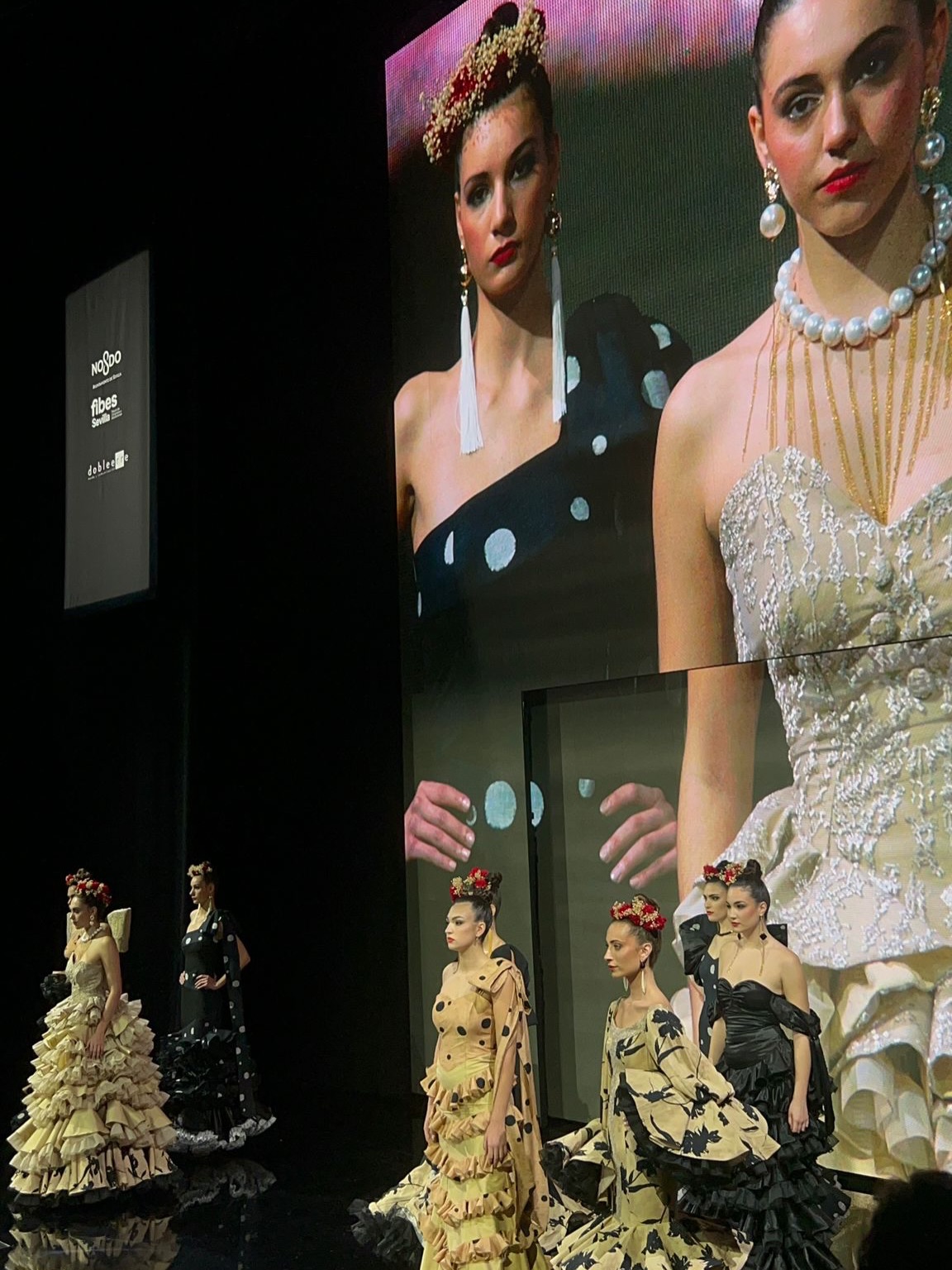 Enhorabuena a nuestras alumnas @wariarvs99 y @laguacha_design por las preciosas colecciones que presentaron la semana pasada en esta edición de @simofsevilla Un orgullo ver vuestro talento brillar en la pasarela 🤍