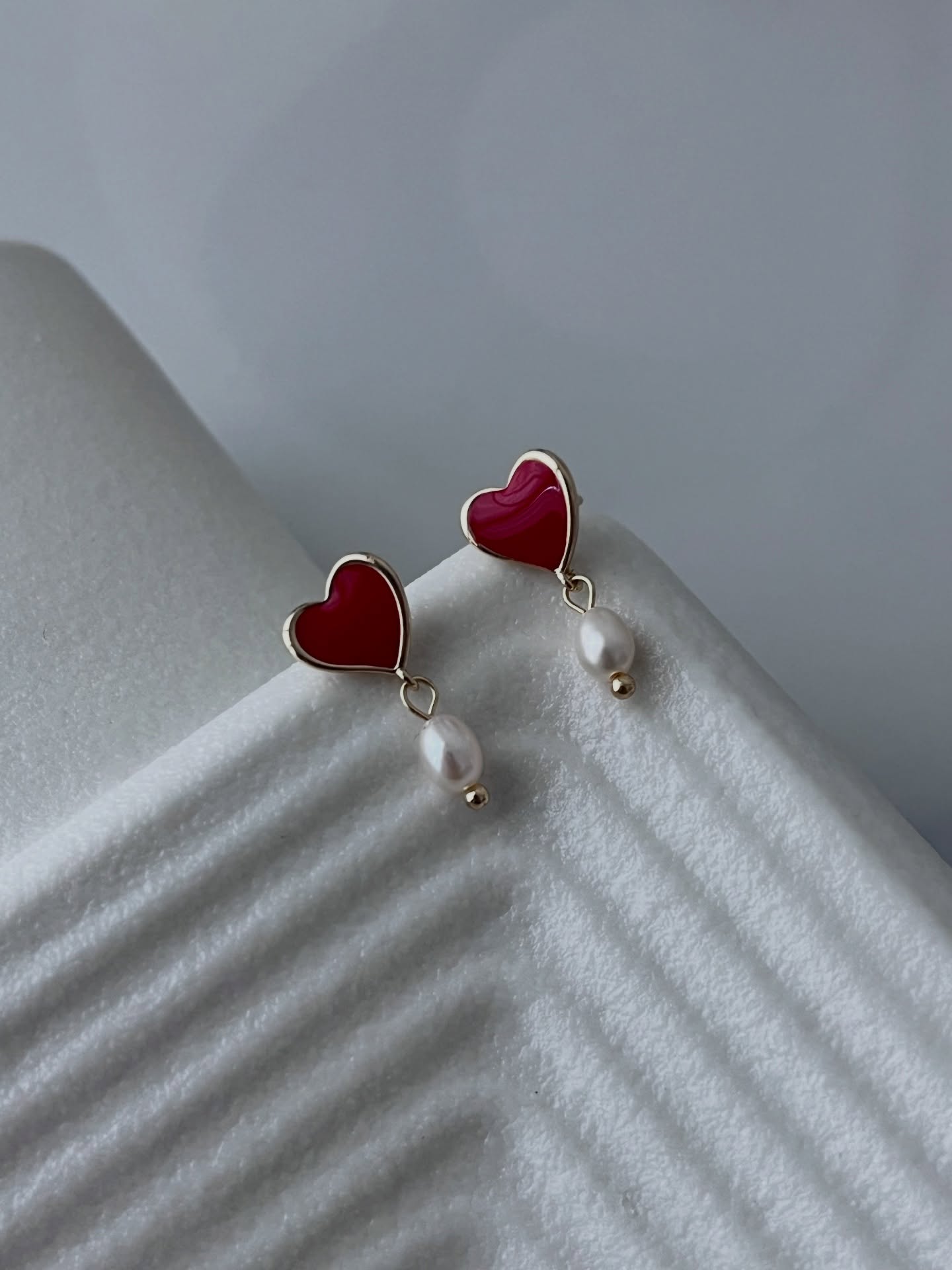 Cadeau pour votre Valentine!
A gift for your Valentine!
#valentinegift #heartearrings #pearlearrings #giftforher❤️ #madeinfrance