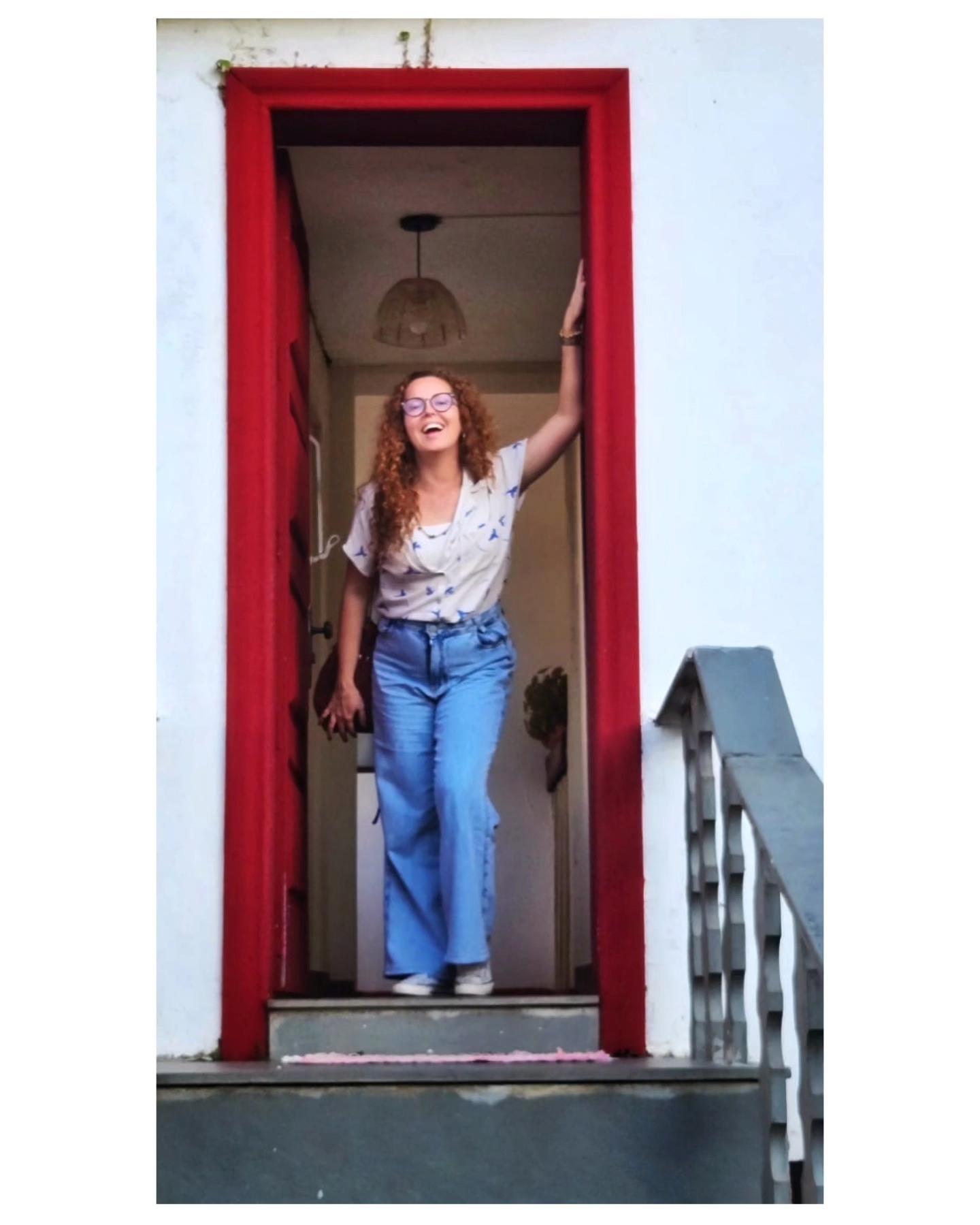 Quarentei! ✨️🎉
Até aqui foram muitas histórias, aprendizados e mudanças.
Mudei a forma de ver o mundo, aprendi a respeitar meus limites e reescrevi alguns sonhos... mas mantendo viva a criança que existe em mim.
Vivi encontros valiosos, despedidas difíceis e recomeços corajosos. Aprendi a me ouvir com mais atenção.
Teve dor, teve dúvida, teve medo. Mas teve também amor, arte, afeto e uma vontade imensa de viver mais.
Chego aos 40 percebendo que o tempo é urgente, mas que a vida pode ser leve. O objetivo agora é reconhecer o que me atravessa e me transforma e seguir com esperança pelo que ainda está por vir.
Agradeço a companhia de todos que caminham ao meu lado, não teria sido igual sem vocês!
Foto: @fabricioarriaga