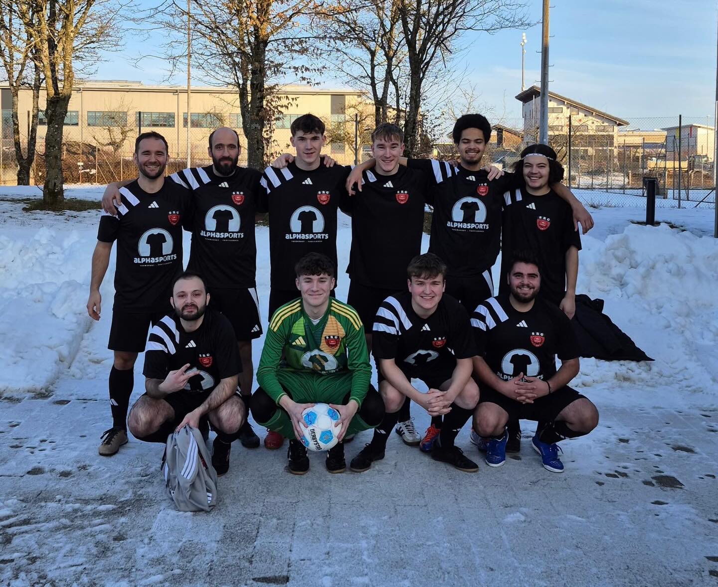 Hallenturnier der SRG Gmünd am 31.01.2026– und wir waren wie immer top motiviert und mit ganz viel guter Laune am Start 😄⚽
Die Gruppenphase begann etwas holprig:
❌ 1:3 (Tor: Finn)
✅ 4:1 💪 (Tore: Lennard, Tim, Karl & Maxi)
❌ 2:4 (Tore: Dimi & Chris)
➖ 1:1 (Tor: Tim)
Im Viertelfinale haben wir dann gezeigt, was in uns steckt:
🔥 2:0 gegen die Gruppe Kocher/Jagst (Tore: Karl & Maxi)
Im Halbfinale leider Pech – 1:2 gegen Schwäbisch Hall nach umstrittenem Strafstoß 😂 (Tor: Dimi).
Das Spiel um Platz 3 ging 1:4 gegen Calw aus, aber der Ehrentreffer hatte es nochmal in sich:
⚡ Maxi nach genialem Dribbling, perfekt aufgelegt von Karl!
👉 Fazit: Ein richtig starker Tag mit vielen Toren, viel Spaß und bester Stimmung.
Danke an die @srg_gd für die top Organisation! Wir freuen uns auf 2027
#Teamspirit #srgreutlingen #schiedsrichter #wfv #hallenturnier