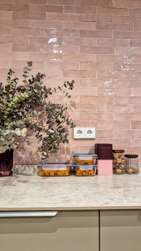 Si no quieres pasarte horas en la cocina, este es el sistema que uso yo 👇
Empiezo la semana con una verdura base y, a partir de ahí, organizo varias comidas sin complicarme 🧡
No cocino más, pienso mejor una vez y me quito decisiones el resto de la semana.
De una sola calabaza salen:
🥄 un dip fácil para cenas o picoteo
🍽️ una bandeja al horno con verduras y salchichas
🥘 un guiso completo con garbanzos y huevo
Cocinar así no va de hacer mil recetas.
Va de aprovechar, de organizarte y de llegar al final del día sin la cabeza saturada ✨
Y casi siempre, ya que estoy, preparo también algo dulce 🍪
Si quieres la receta, dímelo en comentarios 👀💬
Yo me ocupo para que tú no tengas que pensar 🫶
#organizaciónreal #cocinarsinpensar #ComidaCasera