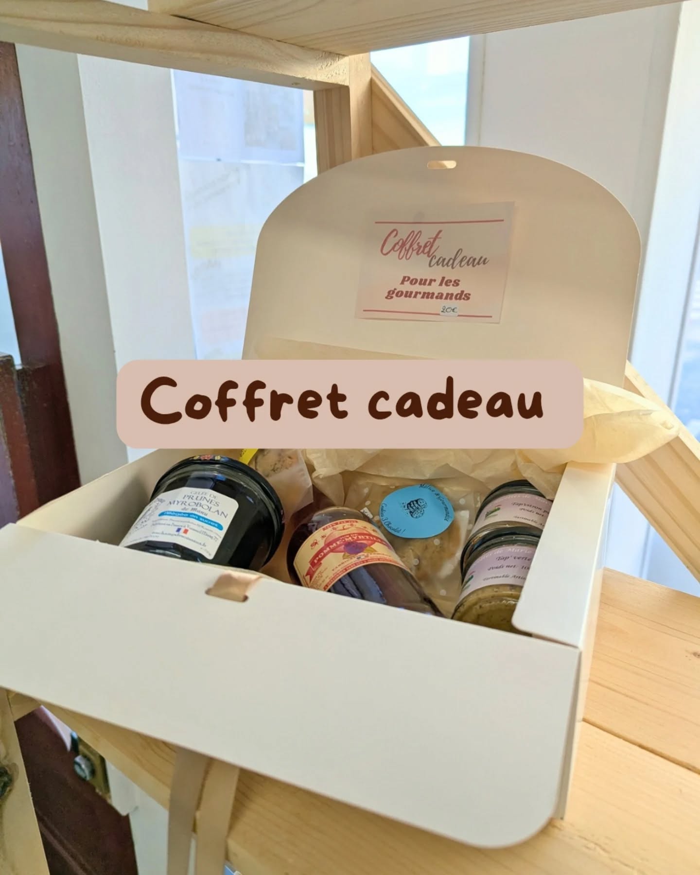 Les coffrets cadeaux sont de nouveau disponibles à la boutique, certains sont déjà prêts ou vous pouvez aussi le personnaliser sur place 😉
📖 Pour les lecteurs : vous avez une pochette à livre, une bague de lecture, un cookie et un diffuseur de parfum
Pour le cocoonning : retrouver du chocolat chaud à la cannelle, une baleine en crochet, un cookie, un marque page et une bougie
Pour les gourmands : déguster un jus de pomme, deux tapenades, deux cookies et une confiture
Disponible dès maintenant à la boutique
Quel type de coffret aimeriez vous retrouver ?
#coffretgourmand #coffretcadeaupersonnalisé #ideescadeauxoriginaux #CadeauArtisanal #artisanatfrancais