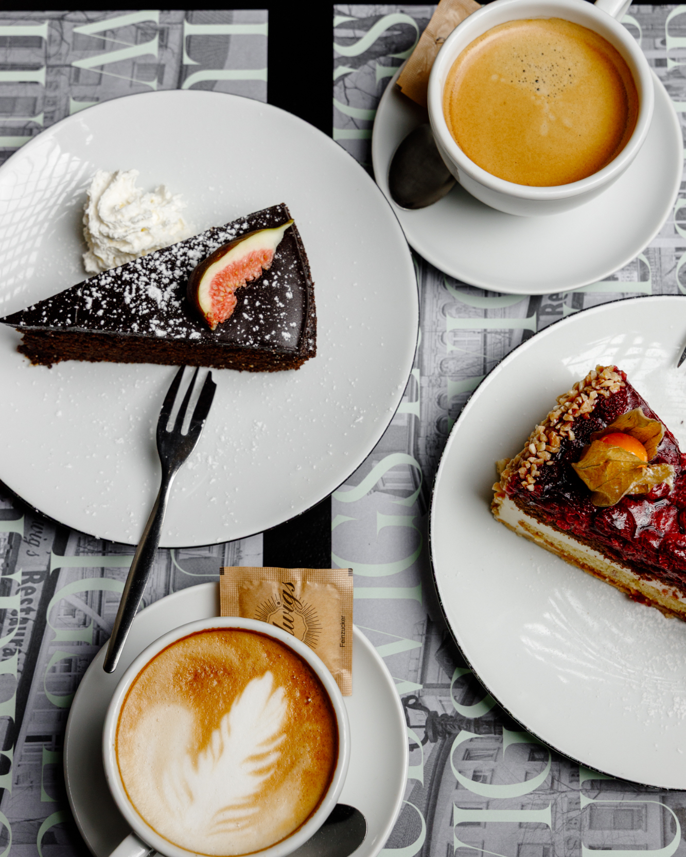 Wenn der Tag langsamer werden darf, ist Zeit für Kaffee und Kuchen.
Bei uns begleitet von feinen Kreationen – handwerklich gebacken, ausgewogen im Geschmack und genau richtig zum guten Kaffee. Ein unkomplizierter Genuss, der Raum für Gespräche lässt und den Nachmittag abrundet.
#ludwigs #kaffeeundkuchen #bäckereifricke #genusskultur #50jahreludwigs