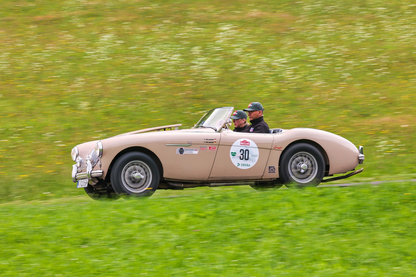 The „Racing Queen“ at the Ennstal Classic in Austria. Photos: Official Photographer srls @EnnstalClassic #AustinHealey #CoronetCream #ClassicCar #RacingQueen #Oldtimer @suixtil @ahspares @vintagedriver_de @luganoelegance