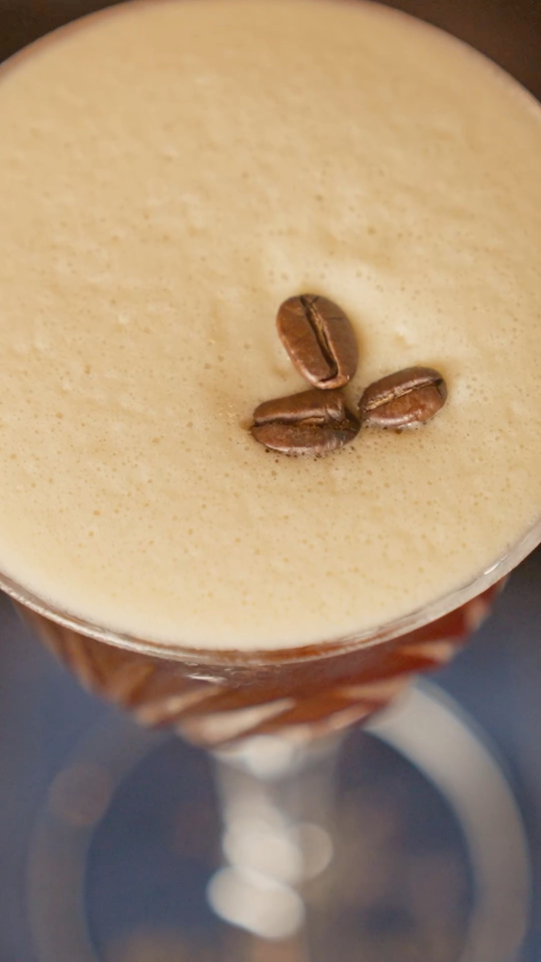 Au cœur du mythique Bar Napoléon de @hoteldupalais , URA SPIRITS trouve naturellement sa place derrière le bar.
Lieu emblématique de la ville, l’Hôtel du Palais incarne l’âme de Biarritz, sublimée par l’équipe du bar menée par Dina, dont la précision et l’exigence rendent l’expérience tout simplement remarquable.
À la carte, un Espresso Martini à base de notre Vodka Haize, médaillée d’or aux World Drink Awards (2022), et de notre liqueur Le Café de Biarritz.
Un moment d’exception, entre héritage et modernité. 🤍🥃
@nilsinne @azeria.torrefaction
