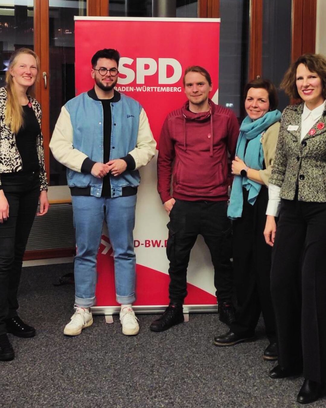 Starke Frauen, starke Themen! 🌹💪
Lebhaft ging es zu bei unserer öffentlichen Diskussionsrunde „Frauen fragen Rosa und Simon“ – organisiert von den SPD-Frauen im Kreis Biberach. 💬🗨️
Engagierte Bürgerinnen konfrontierten die Landtagskandidaten @simon.oezkeles und @korbi_sekul (Ersatzkandidat für @rosa.hubner , die leider verhindert war) mit Fragen, die Frauen bewegen und unsere Gesellschaft voranbringen.
Im Mittelpunkt standen:
👧 Bildung für alle – kostenloses Kitajahr und gerechte Chancen
👩👧👦 Vereinbarkeit von Familie & Beruf – das Recht auf Teilzeit und flexible Lösungen
🏥 Gesundheit – gute Versorgung im ländlichen Raum
🌳 Umweltschutz – zukunftsfähige und bezahlbare Lösungen für alle
🌐 Medien – Kinder und Jugendliche stark machen im Umgang mit Social Media
💼 Wirtschaft – bessere Mobilität, mehr Kitaplätze und schnelles Internet für unsere Region
Vielen Dank an alle interessierten Frauen, die ihre Perspektiven eingebracht haben! Nur gemeinsam können wir Politik gerechter gestalten.
#spd #biberach #spdbiberach #landtagswahl2025 #frauenfragen frauenstärken miteinander gerechtigkeit umweltschutz teilzeit familienpolitik bildungfüralle zukunftgestalten öffentlich frauenpower