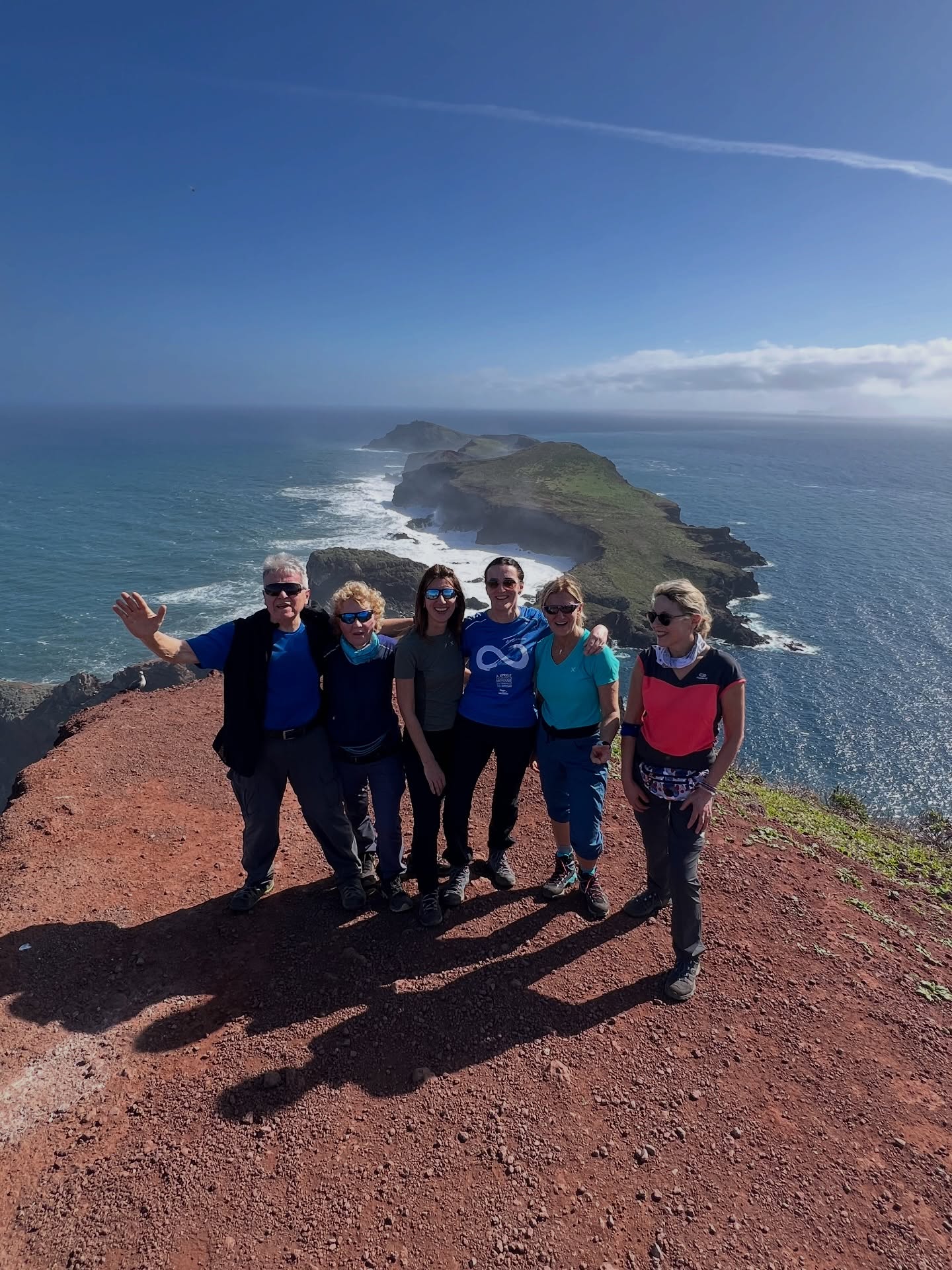 #MADEIRA CONQUISTA. SEMPRE. 💚🏝️
Onde che si infrangono contro scogliere maestose, sentieri sospesi sull’Atlantico, foreste primordiali immerse in una natura intatta, panorami che spalancano lo sguardo verso l’oceano infinito 🌊
Il nostro viaggio si è appena concluso e le emozioni continuano a vibrare con la stessa intensità del primo passo ✨
🌺 Dalla magia della Foresta #Laurisilva alla salita verso il #PicoRuivo, lungo #levadas scolpite nella roccia, tra giardini tropicali dai mille colori e il suono potente delle cascate, ogni giornata ha donato energia, meraviglia e un profondo senso di libertà!
Poi il gruppo: sorrisi spontanei, armonia, quell’alchimia preziosa che trasforma un viaggio in un ricordo destinato a brillare nel tempo ⭐
Madeira entra nel cuore con naturalezza 💚 e regala ricordi che restano per sempre.
Scorrete le immagini e lasciatevi ispirare 📸✨
✨ Nuova partenza: dal 5 al 12 dicembre 2026 ✈️
👉 I posti saranno limitati per preservare l’autenticità dell’esperienza.
Scriveteci ora 💬 per ricevere il programma completo e assicurarvi la vostra presenza sull’isola dove la primavera accompagna ogni stagione! 🌸🌞
#millemonti outdoors trekking viaggiare viaggi viaggio vacanza vacanze viaggiotrekking vacanzedigruppo viaggiodigruppo viaggioamadeira madeiraisland madeiraexperience
@sportlandweb_ @kayland_official @rockexperienceofficial @guidealpinelombardia @guidealpine_italiane