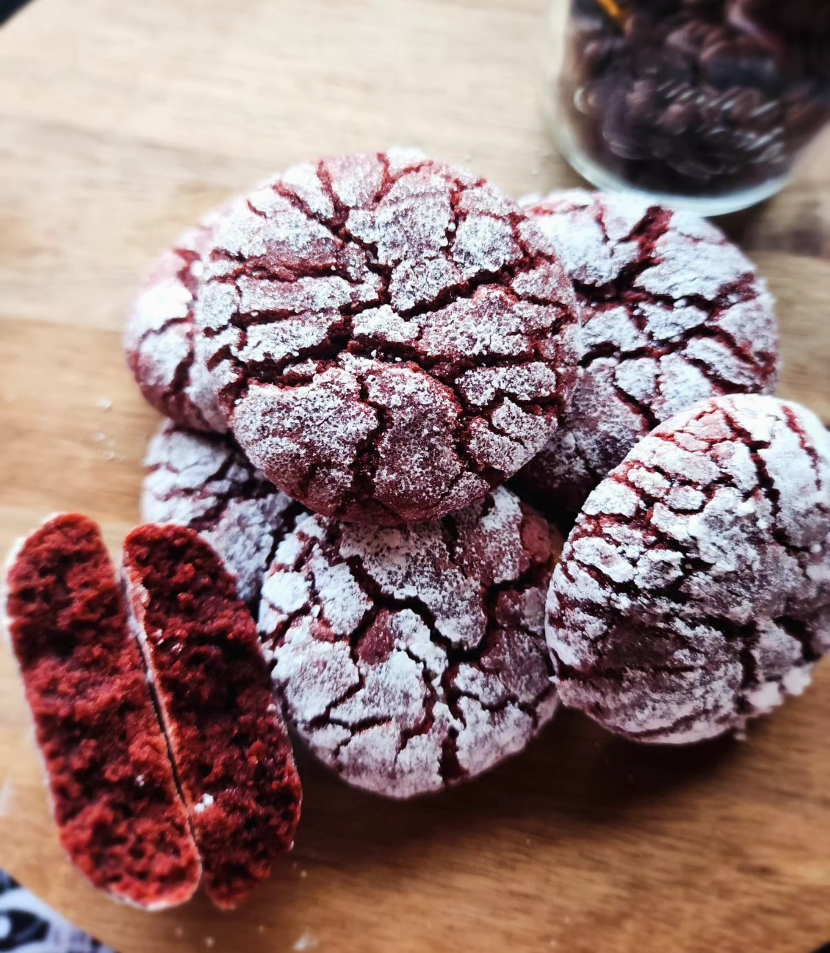 🍪🎉 Dag 4 van onze lekkernijen-week! 🎉🍪
Vandaag zetten we de spotlight op onze onweerstaanbare Red Velvet Crinkle Cookies! 😍 Deze zachte, decadente koekjes hebben een rijke chocoladesmaak en een prachtige dieprode kleur, met een subtiele hint van vanille. De crinkle-top geeft ze een heerlijk knapperige buitenkant, terwijl de binnenkant zacht en smeuïg blijft. Perfect om je zoetekauw te verwennen! 🌟
Maar dat is nog niet alles! Op het 𝗭𝘂𝗶𝗱𝗲𝗿𝘀 𝗙𝗲𝗲𝘀𝘁 𝗼𝗽 𝗵𝗲𝘁 𝗘𝗿𝗳 op zondag 16 juni, hebben we nog meer heerlijke koekjes voor je klaarstaan:
🌴 Coconut Lime Cookies - Tropische frisheid in elke hap
🍫 Brown Butter Choc Chip - Een klassieke favoriet met een twist
🍋 Lemon Crinkle Cookie - Zonnige citroensmaak in een knapperig jasje
✨ Ginger Snaps - Een perfecte mix van pittig en zoet
🥥 Macadamia & White Chocolate - Luxe en romig genieten
We kijken ernaar uit om iedereen te ontmoeten en jullie feedback te horen. Kom langs en proef ze allemaal! 🍪❤️
#LekkernijenWeek #ZoetGenot #ZuidersFeest #KoekjesParadijs #RedVelvetCrinkleCookies #CookieLovers #BakingLove #DessertHeaven #SweetTreats #Foodie #Foodstagram #Yummy #BakeryLife #Delicious #TreatYourself #FoodFestival #GourmetCookies #HomemadeGoodness #LekkerBelgië #Heerlijkheden #Zoetigheden #Lekkernijen #SmullenMaar