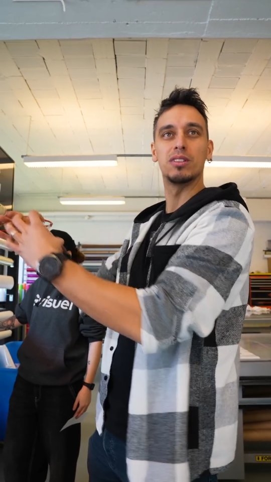 Chez Gvisuel, nous disposons de plusieurs technologies d’impression numérique nous permettant de répondre à tous vos besoins en communication visuelle. De la conception graphique à votre image jusqu’à l’impression, nous vous accompagnons pour des supports précis, qualitatifs et impactants.
👉 Contactez-nous dès maintenant pour concrétiser vos projets d’impression.
#impressionnumerique #print #communicationvisuelle #supportsdecommunication #graphisme