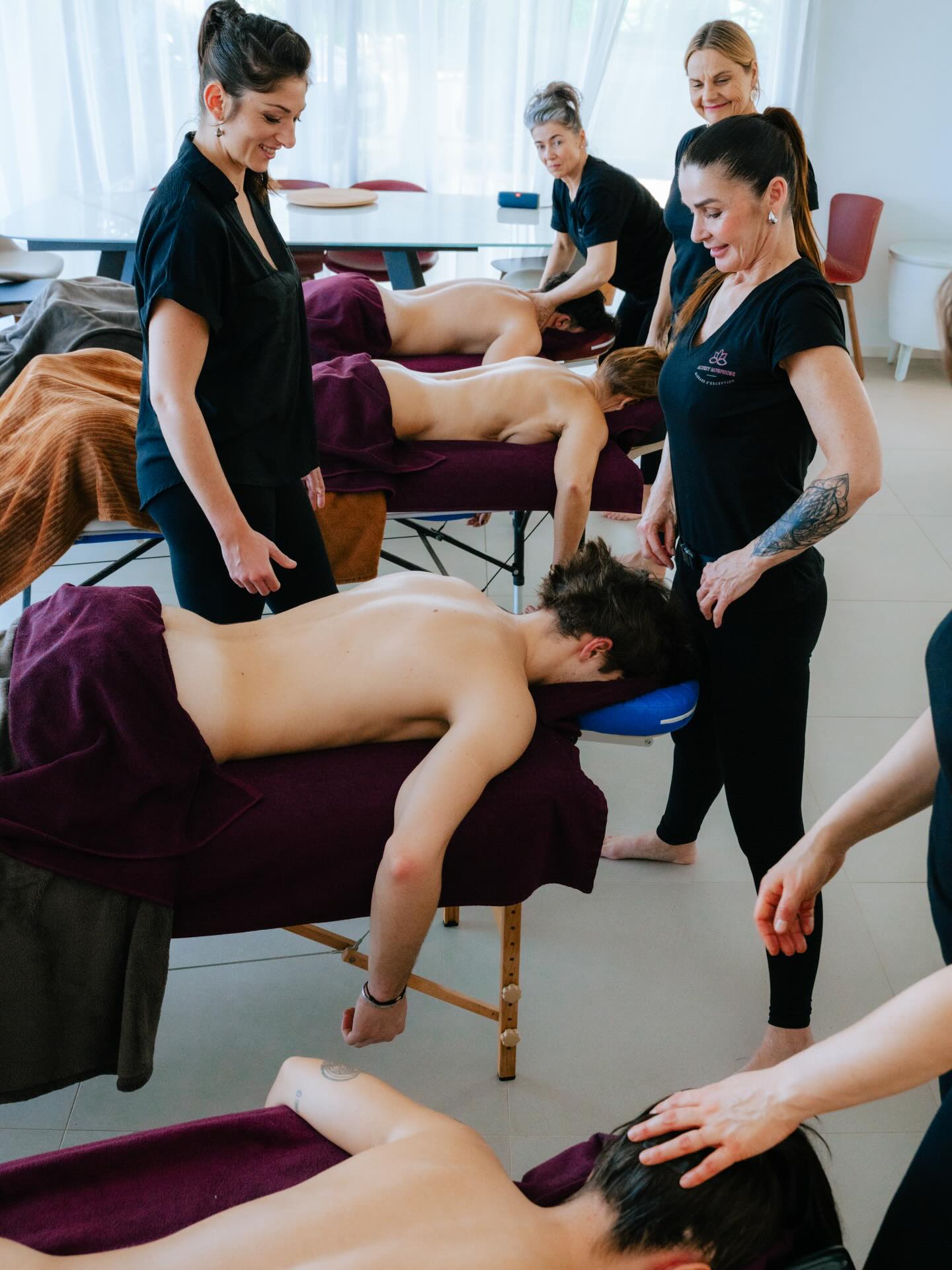 La formation Morphose ne se résume pas à l’apprentissage de gestes techniques.
C’est une invitation à habiter son corps autrement, à toucher avec conscience, à bouger avec intelligence et à prendre soin — de soi comme des autres.
On y développe un toucher attentif et respectueux, qui ne cherche pas la performance mais la justesse.
On apprend à ressentir plutôt qu’à forcer, à écouter plutôt qu’à appliquer mécaniquement.
Morphose invite à ralentir pour mieux percevoir :
la respiration, les tensions, les élans du corps, l’énergie du mouvement.
C’est un apprentissage vivant, ancré dans l’expérience directe.
✨ Pour tous — l’initiation au toucher
Une porte d’entrée simple et accessible pour découvrir le massage, affiner la sensibilité des mains et développer la présence à l’autre.
Aucune expérience requise, seulement l’envie d’explorer le toucher avec bienveillance.
On y cultive la conscience corporelle, la qualité de présence et le plaisir de prendre soin.
✨ Pour les professionnels — la journée expertise
Une journée pour enrichir ton propre protocole avec un massage plus efficace, plus précis et plus profond, au service de tes clients.
Tu y affines également ta posture et l’utilisation de ton poids de corps afin de préserver ton énergie et prévenir les blessures.
L’objectif : gagner en fluidité, en endurance et en pertinence dans chaque geste.
✨ Le concept Morphose
Pour les personnes en reconversion comme pour les professionnels du bien-être, c’est la transmission d’une méthode structurée et exigeante : un massage riche, technique et profondément humain.
Morphose, c’est une transmission sincère où chacun arrive avec son parcours et repart avec plus de clarté, de confiance et d’ancrage.
l’intention est simple :
prendre soin de soi pour mieux prendre soin des autres.
Apporter du soulagement et du mieux-être à tous les niveaux, au plus grand nombre, et semer des graines de conscience pour que chacun ait accès aux clés d’une santé globale, au service d’une vie plus heureuse et plus saine. 🌿.
Si cette approche du massage résonne en toi, écris-moi en message privé pour en savoir plus. 🌿 #masseur #massage #masseuse #massagetherapist #formationprofessionnelle