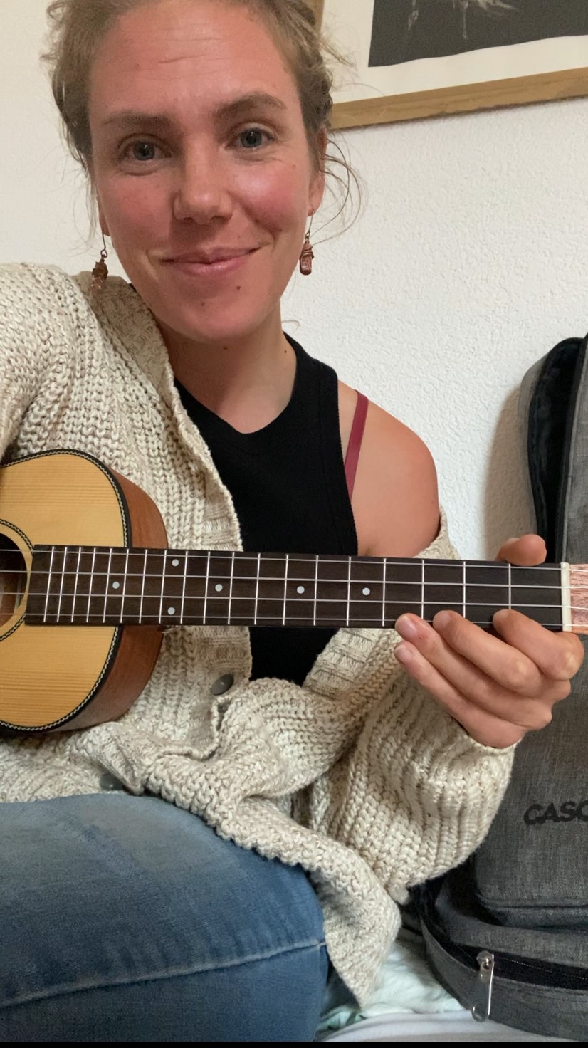 🌕 Im Licht und im Schatten der Mutterschaft 🌑
Dieses Mantra ist vor ein paar Monaten entstanden –
mitten in einem tiefen Heilungsprozess,
während das Gewicht alter Schuld noch auf meinen Schultern lag.
Mutter zu sein ist ein heiliger Weg –
so erfüllt von Liebe
und doch so zutiefst herausfordernd.
Manchmal frage ich mich:
Bin ich eine gute Mutter?
Bin ich genug?
War ich zu streng, zu laut, nicht sanft genug?
Tue ich genug – tue ich es richtig?
Mutter zu werden war das größte Geschenk meines Lebens.
Und zugleich die tiefste Initiation –
sie führt mich in die Höhen des Lichts
und hinab in die Tiefen meines eigenen Schattens.
Dieses Mantra ist ein Lied an die Polarität
von Weiblichkeit und Mutterschaft –
an Licht und Schatten,
an Sanftheit und Wildheit,
an Schöpfung und Loslassen.
Gewidmet ist es allen Frauen und Müttern,
den Müttern unserer Mütter
und unserer großen Mutter Erde,
die uns alle trägt und nährt.
Die Lichtseite zeigt sich in Durga –
der gütigen, sanften und liebenden Mutter,
die uns mit Zärtlichkeit und Mitgefühl umarmt.
Der Schatten offenbart sich in Kali –
der wilden, ungezähmten, transformierenden Kraft,
die durch Schmerz und Zerstörung reinigt und erneuert.
Mit diesem Mantra verneige ich mich
vor meiner Mutter und meinen Großmüttern –
im Licht und im Schatten –
denn ich weiß:
Der Schatten ist ebenso heilig wie das Licht.
Ich ehre das Göttlich-Weibliche
in all seinen Formen und Manifestationen –
in jeder Frau, jeder Mutter,
in jedem Atemzug des Lebens.
Ich rufe die Qualitäten der Göttinnen in mein Sein:
✨ Ich bin wild.
✨ Ich bin geduldig.
✨ Ich bin stark.
✨ Ich bin bedingungslose Liebe.
✨ Ich bin die uralte Kraft.
✨ Ich bin Mitgefühl.
Jagadambey Jay Jay Ma
✨ Ich bin Entschlossenheit.
✨ Ich bin Güte.
✨ Ich bin Wut – und ich bin Anmut.
✨ Ich bin unberechenbar – und ruhig wie der Ozean.
✨ Ich bin sanft.
✨ Ich bin stark.
✨ Ich bin schön.
(~• Kannst du das Leuchten in meinen Augen bei 1:44 sehen,
als mein dreijähriger Sohn zu mir kommt?
Er sagte: „Ich will ein Bild von dir machen!“
weil er es liebt, beim Spielen Fotos von mir zu machen 💔🥹)
#mantra #ausdruck #lichtundschatten #durga #kali