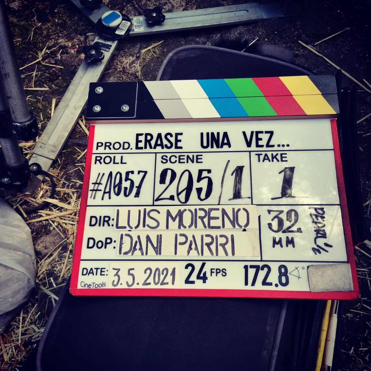 Seguimos rodando #éraseunavezperoyano semana intensa en la que al menos un día @angelamoros1 confío en mi para jugar con los mayores. Gracias por tu confianza. Y gracias a @elmundodehector @workxavi @luismorenobernardo @meritxell_cid @javier_veiga_garcia @josubiria @jmespino y todos los demás que me ayudaron tanto ese día. Gracias por cuidarme tanto.