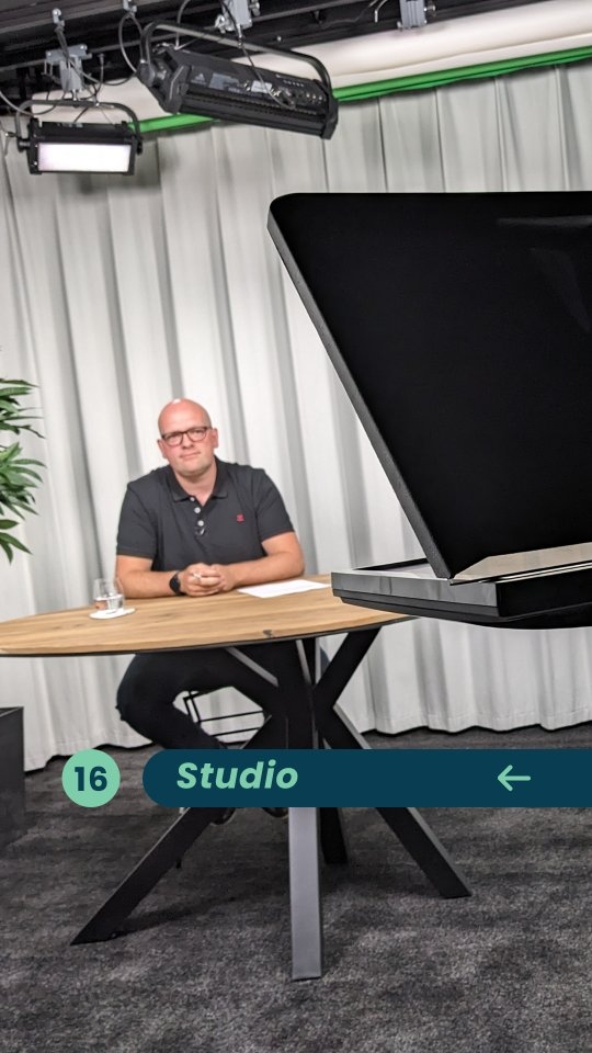 𝗟𝗶𝗰𝗵𝘁. 𝗖𝗮𝗺𝗲𝗿𝗮. 𝗦𝘁𝘂𝗱𝗶𝗼!
Throwback nr. 16 uit 25 jaar Ingeblikt: 𝘴𝘵𝘶𝘥𝘪𝘰
Onze in-house studio is misschien nog jong, maar intussen wel al het decor geweest van heel wat opnames. We blikken vandaag terug op diverse settings, opstellingen en shoots – mét een kijkje achter de schermen.
#25jaarIngeblikt #throwback #videoproductie #videostudio #studio