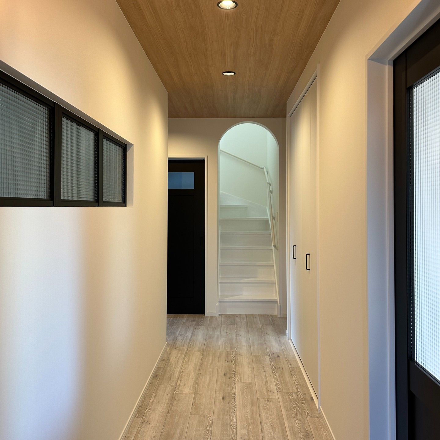 #階段
#インテリア窓
#フロアタイル
#ドア
#建具