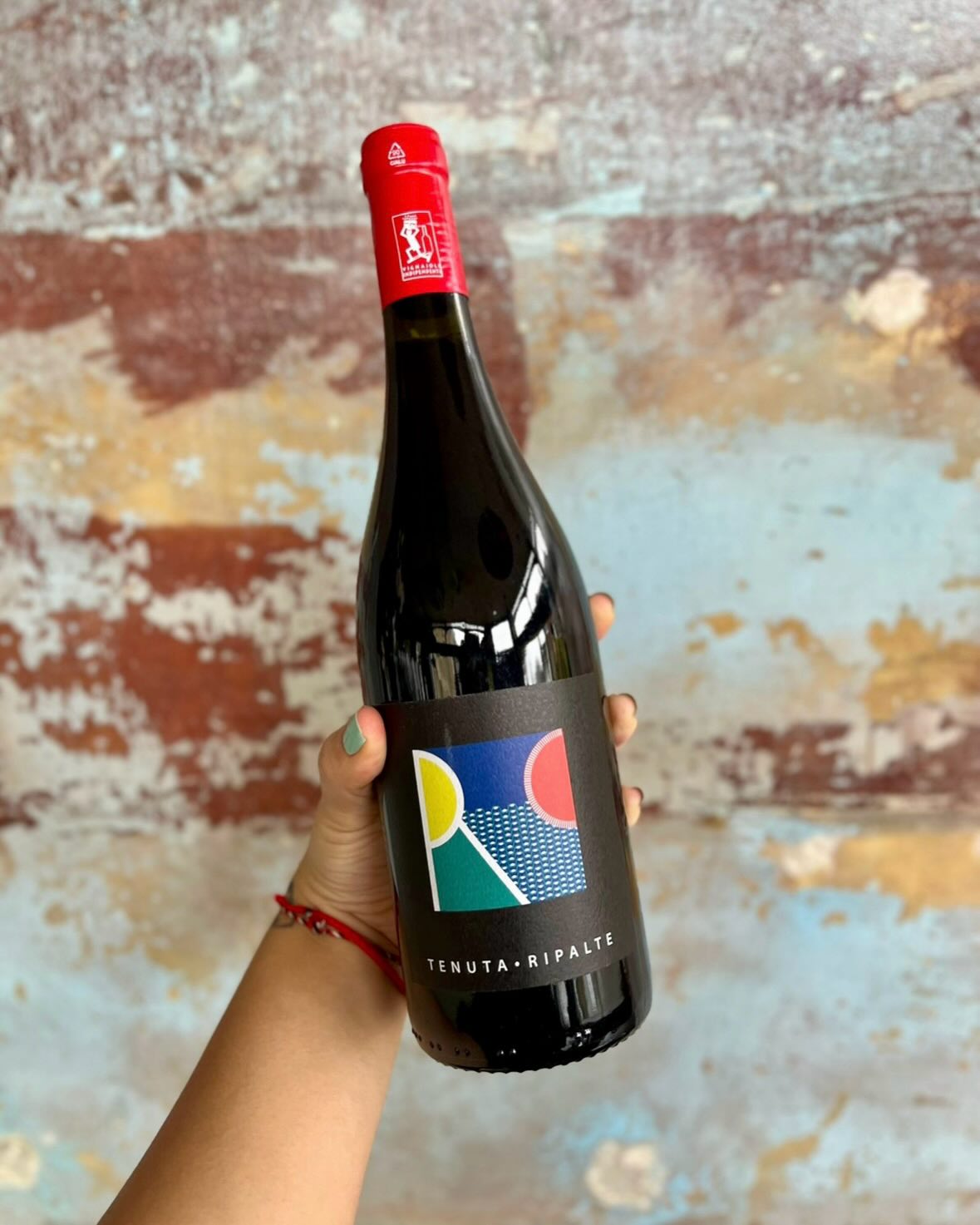 Tenuta delle Ripalte Elba Rosso comes from the eastern edge of Elba, an island just off mainland Tuscany, where the vines get sea air and wild Mediterranean scrub, rather than manicured rows.
This is one of the islandās largest and most distinctive estates, with vines planted across a former iron-mining landscape, rich in minerals, windswept and very much shaped by its coastal setting.
The blend is led by Alicante, a grape well suited to Elbaās warm days and cooling sea breezes, with Carignano adding structure and a touch of spice. The result is a red thatās delicate but complex: raspberry and redcurrant at the core, gentle spice, and a calm, harmonious finish.
Paired here with our Iron Age pork chop tagliata with mostarda di frutta and fennel salad āØ
#winesofthemaremma #tuscanwine #elba