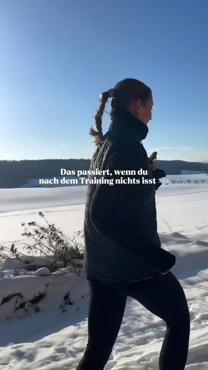 Wenn du nach dem Training nichts isst, können das mögliche Folgen sein – noch am selben oder auch am Folgetag… Einmal die Mahlzeit auszulassen, ist das eine. Aber regelmäßig nach dem Training nicht zeitnah etwas zu essen, kann viele negative Auswirkungen auf Regeneration, Muskelanpassung, Immunsystem und vieles mehr haben!
Eine zeitnahe, bedarfsgerechte Mahlzeit unterstützt die Erholung, stabilisiert die Energieverfügbarkeit, deine Gesundheit und trägt dazu bei, die Trainingsqualität und Leistungsentwicklung langfristig aufrechtzuerhalten! Nur so bist du am nächsten Tag wieder fit und leistungsfähig und trainierst nicht auf Sparflamme!🙌🏼⚡️
#sporternährung #postworkout #postworkoutmeal #ernährung #regeneration