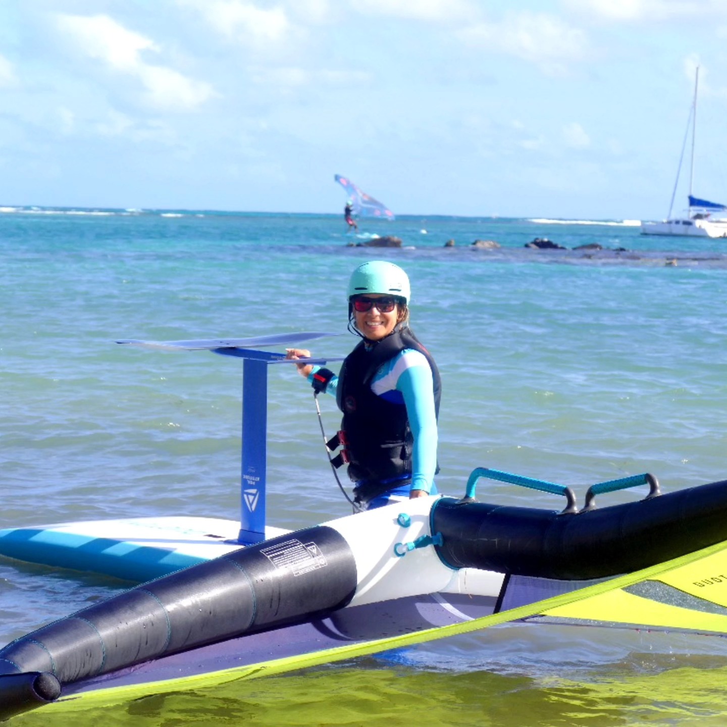Le smile de la semaine ! C'est celui de Sabine qui a enchaîné les vols et les sessions pendant cette première semaine de la saison bien Ventée !
Après 3 cours, Sabine a enchaîné les locations pour perfectionner le vol et se balader dans le lagon !
Si toi aussi tu veux te mettre au wingfoil, pense à réserver ta session sur www.wingfoilschoolguadeloupe.com ou au 0690 985 349 !
#wingfoil #wingfoiling #wingfoilschoolguadeloupe #foiling #guadeloupe #fwi #gwada #caribbean #smile #teaching #coaching #coachwingfoil