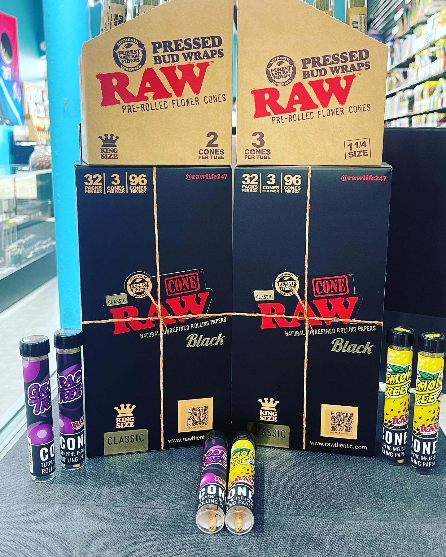 NEW RAW DROPS!!!!
Raw Pressed Bud Wrap Cones - New Raw Black Cones - Raw Terpene Infused Cones!!! #heycheifpassthatshit #theglasshousetx #raw #weedsmoker #dallassmokeshops #dallassmokebuds #420 #budwraps