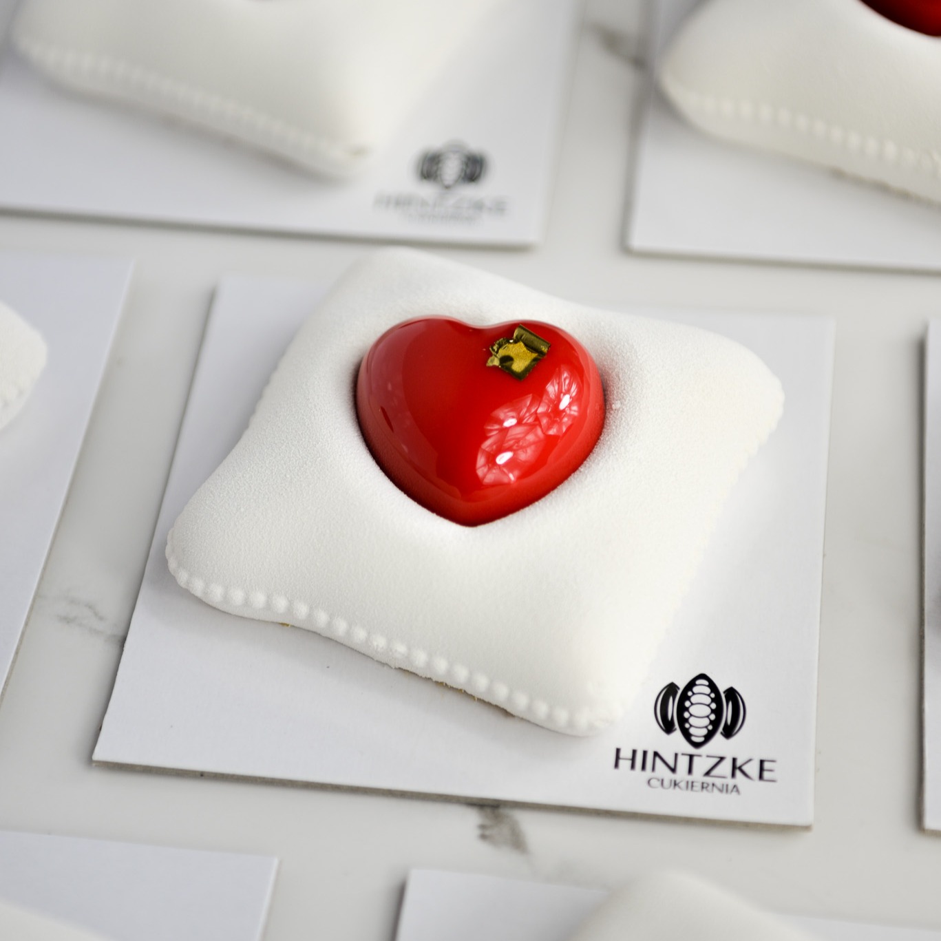 ❤️ Walentynkowy weekend czas zacząć! ❤️ Specjalnie dla wszystkich zakochanych w luksusowych słodkościach, przygotowaliśmy specjalne ciastko, pierwszy w naszej historii DESER DLA DWOJGA 😍😍
‼NOWOŚĆ Deser dla dwojga HEART ❣️❣️❣️ HEART to mus z palonej białej czekolady w połączeniu ze słodką żelką z czarnej porzeczki i mocno czekoladowym spodem. Całość przykryliśmy delikatnym białym zamszem i czerwoną polewą na bazie białej czekolady.
🥰 My się już w niej zakochaliśmy, teraz czas na Was! Zapraszamy do naszych cukierni 🥰🥰
UWAGA! Oferta limitowana, tylko do wyczerpania zapasów.
#sharingdessert #valentinedessert #heart #valentinesday