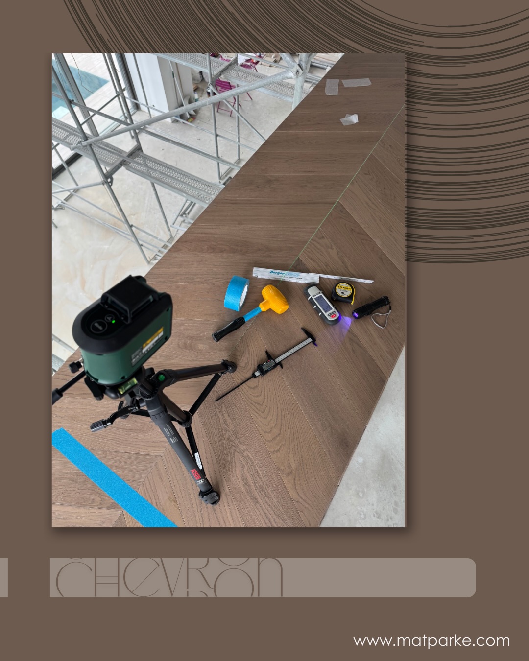 Bir zemini sadece döşemiyoruz; onu milimetrik hesaplamalarla bir sanat eserine dönüştürüyoruz. Mat Parke olarak, Chevron desenin her bir parçasını kusursuz bir açıyla birleştirmek için en hassas teknik yöntemleri kullanıyoruz.