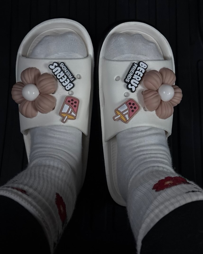 When your toe is broken and you don’t want to put shows on, you steal your kid’s sliders 😁
.
A little bit of fun makes it all better
.
@sofiarwallace te amo
#koreansocks #koreanshoes #yogaclass #havefun #silly