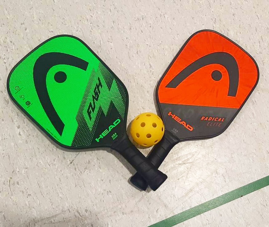 • HTC goes PICKLEBALL •💪🏼🎉
Mit der neuen Sportart geht es in die Wintersaison!
Ähnlich wie Tennis - Einzel oder Doppel möglich.
Das Spielfeld ist kleiner und die Laufwege kürzer. Es spielen alle zusammen: Ältere mit Jüngeren, Frauen mit Männern.
Schnupperkurs: Sonntag, den 10. November 2024 um 14 Uhr
Wo: Sporthalle am Hambad
Wer: JEDER, der Pickleball kennenlernen möchte!
Ohne Anmeldung - kommt vorbei! ✨