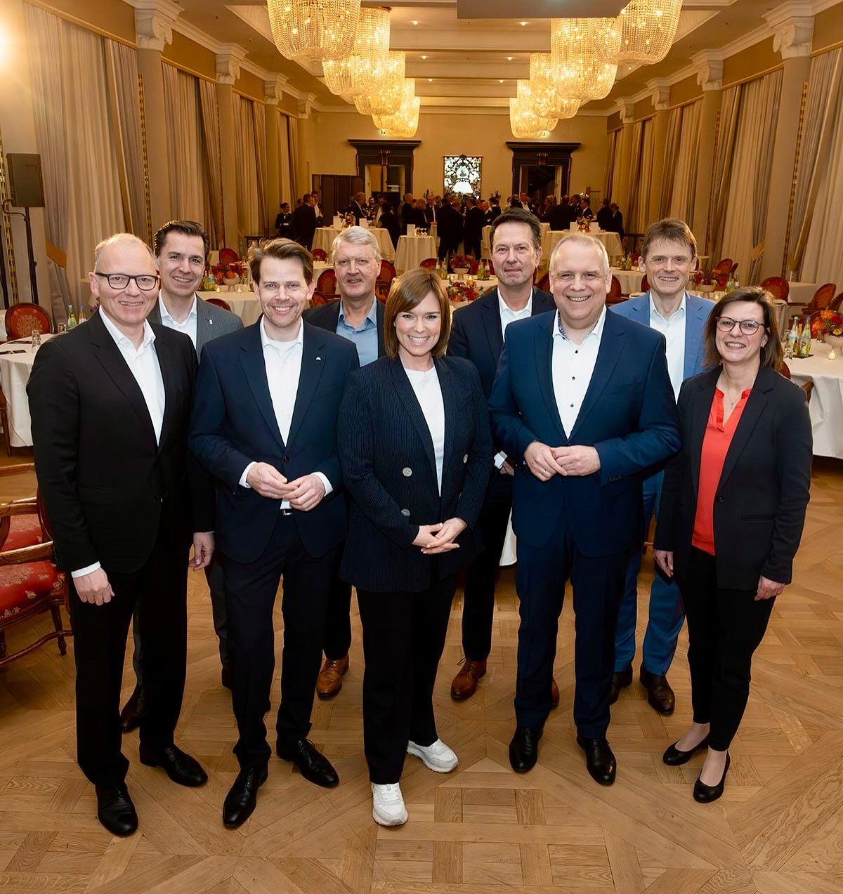 Diese Woche war ich in der Bensberger Runde im Schloss Bensberg zu Gast und habe ein Grußwort gehalten. In diesem Jahr stand die Veranstaltung unter dem Motto „Der Blick nach vorn - robust in die Zukunft“. Danke an Sarah Edelmann für einen inspirierenden Vortrag zum Thema Resilienz! 🔥💪
Die Bensberger Runde wird von der Rheinisch-Bergischen Wirtschaftsförderungsgesellschaft (RBW) für Unternehmer aus dem Kreis organisiert. Ich habe den Vorsitz der Gesellschafterversammlung der RBW übernommen, um mich für die Wirtschaft und die Unternehmen im Kreis einzusetzen. 🤝
Vielen Dank an den Geschäftsführer Volker Suermann und sein Team sowie an alle Sponsoren für die gelungene Veranstaltung!
#rheinischbergischerkreis #wirtschaftsförderung #heimat
Fotos: Klaus Lawrenz