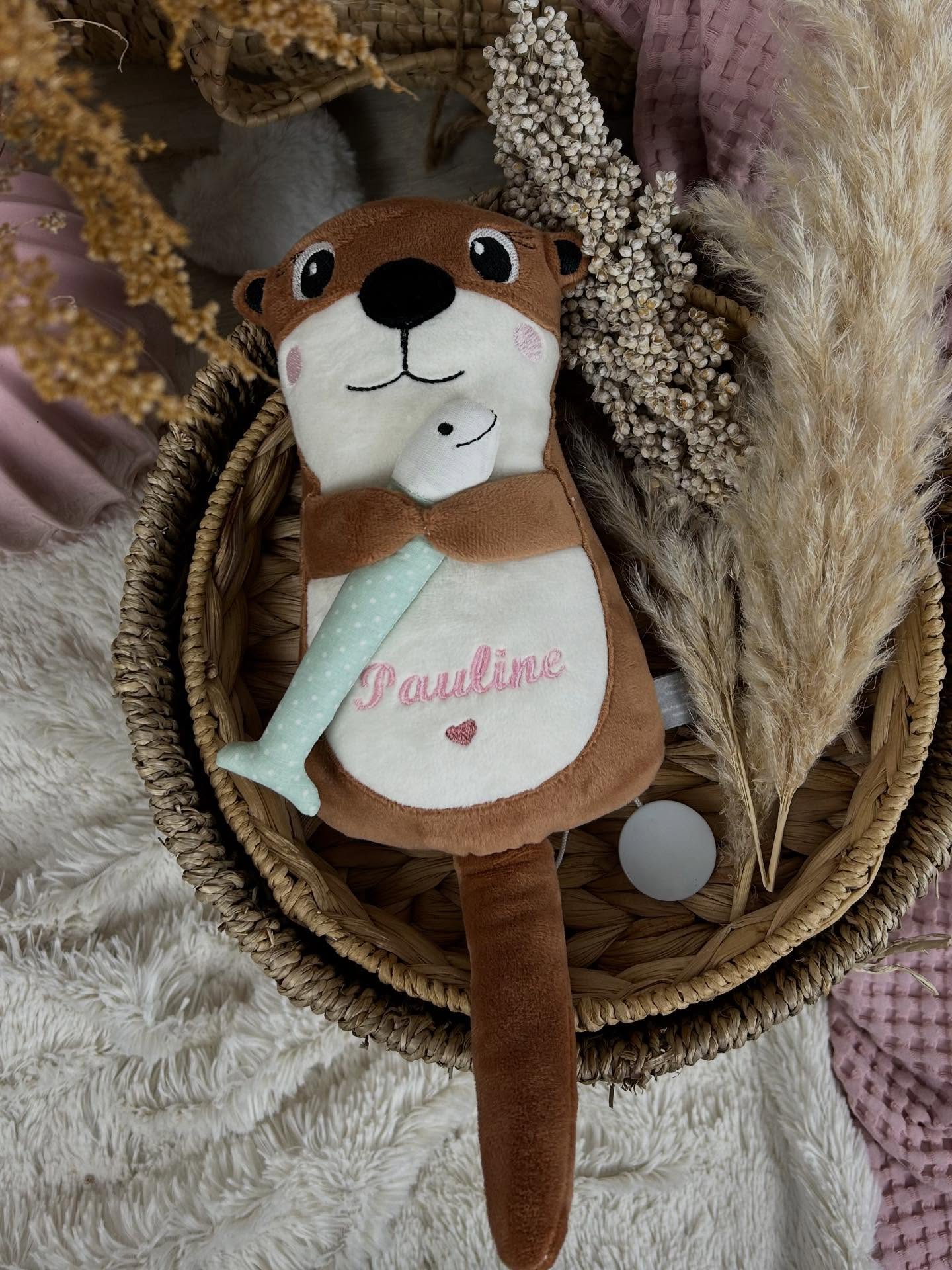 Kleine Otter-Liebe für große Kuschelmomente.
Diese süße Baby-Otter Spieluhr begleitet die Kleinsten sanft ins Land der Träume
-Auf Wunsch auch eine Nummer größer erhältlich
-Personalisierbar mit Namen – auf dem Bauch des Otters oder auf dem kleinen Fisch
-Verschiedene Melodien zur Auswahl
Ein ganz besonderes Geschenk zur Geburt, Taufe oder einfach so. Gerne per Nachricht an mich oder über unseren Shop:
artk-design.com
#artkdesign #babyspieluhr #otterliebe #babygeschenk #handgemacht