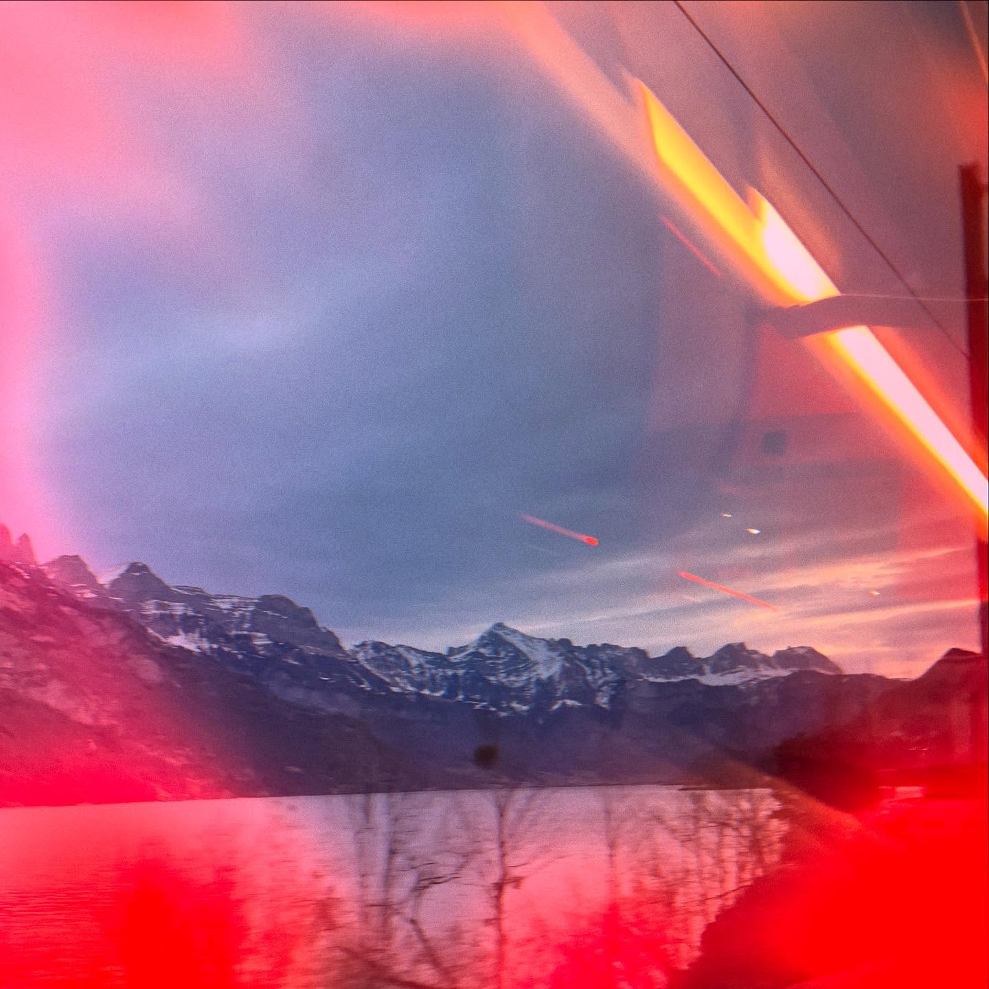 Reisen als neurodivergenter Mensch
Abenteuer vs. Reizüberflutung
Reisen ist für mich oft beides zugleich.
Meine Wahrnehmung ist vielschichtig, nahezu rundum offen – mit wenig eigenem Filter. Reize treffen mich gleichzeitig und ungeordnet. Das kostet enorm viel Energie.
Deshalb plane ich Reisen sehr bewusst.
Was für andere Kleinigkeiten sind, sind für mich essenzielle Tools zur Selbstregulation. Sie helfen mir, Überforderung zu vermeiden und Kraft zu sparen. Eine Reise beansprucht mich deutlich mehr als einen neurotypischen Menschen – und wirkt sich direkt auf meine Lebensqualität aus.
Besonders herausfordernd: viel Gepäck und öffentlicher Verkehr.
Was mir hilft:
• möglichst direkte ÖV-Verbindungen, ruhige Zeiten
• klar organisiertes Gepäck
• Gehörschutz & Noise-Cancelling
• eine ruhige, stimmige Playlist
Meine Essentials:
• Kapuzenpulli, Schal, Sonnenbrille, Kappe
• Kaugummi, Fidget-Toy, Buch oder Handarbeit
• Atemtechniken & ein vertrauter Duft als Anker
Bequeme, atmungsaktive Kleidung ist für mich kein Nice-to-have, sondern essenziell.
Im ÖV achte ich bewusst auf Sitzplatz, Haltung und Bodenkontakt. Ich meide Gruppen, wechsle bei Lärm den Platz und atme tief in den Bauch.
An Bahnhöfen bewege und dehne ich mich bewusst. Frische Luft, ein paar tiefe Atemzüge – Regulation im Kleinen.
Manchmal ist auch das Auto eine gute Alternative: mehr Isolation, mehr Kontrolle.
Gleichzeitig fordern Verkehr, Wetter und lange Konzentration wieder viel Energie.
Am Ende geht es darum, bewusst abzuwägen:
Welche Reiseform entlastet mich in dieser Situation am meisten?
So wird Reisen für mich ruhiger, regulierter und kraftsparender.
✨ Weitere Tipps & Tools findest du auf meinem Blog oder wir schauen im Coaching gemeinsam, was für dich passt.
Ich freue mich auf deine Rückmeldung 🧡
#neurodiversität #adhs #autismus #mentalhealth #dowhatyoulovelovewhatyoudo