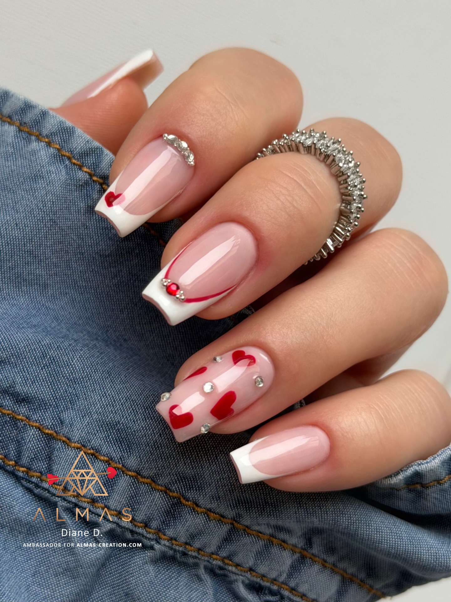 Parmi nos 6 références de strass Almas, quelle est votre favorite? 🤩
Pour sa nouvelle pose coffin, Diane a utilisé les références 1 & 5. Cette pose pleine d’amour a été assuré avec le polygel liquide Muffin, les vernis X-treme White/Red Velvet, les micro-billes Caviar Silver (S&M) et la finition brillante Diamond Top Coat. ❤️🔥
#valentinenails #coffinnail #coffinnailshape #coffinnails #heartsnails