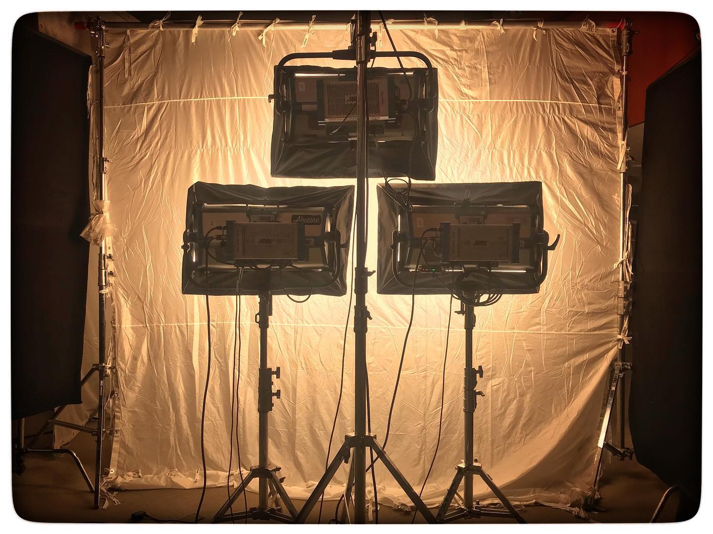 Soft light. #gaffer #gafferlife #lightingcrew #arri #arriskypanel #vivirrodando #shootinglife #lovelight #lightingdepartment @arri