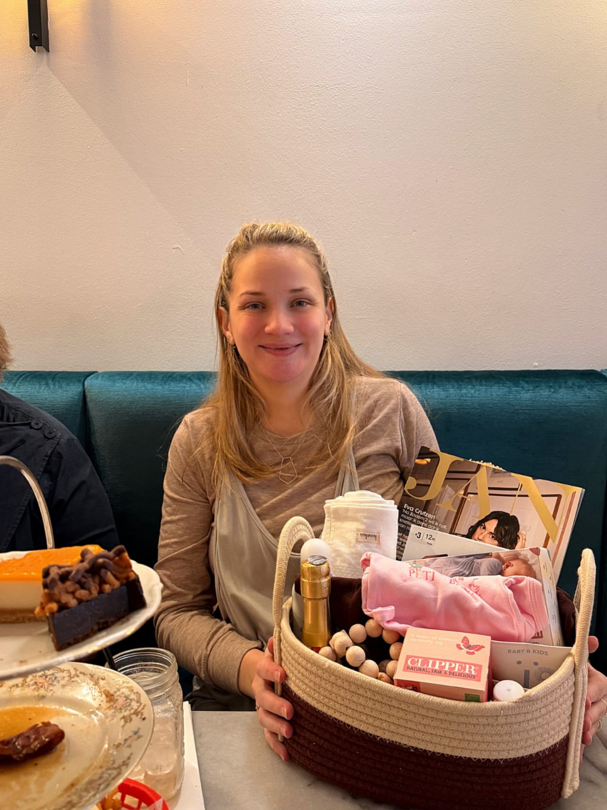 Sanne met verlof !! ๐ถ๐ผ๐ถ๐ผ Sanne is nu ruim 29 weken zwanger, maar met een tweeling zwangerschap, is eerder met verlof gaan nog belangrijker ๐๐ We gaan haar gezelschap missen en wensen haar een fijn verlof.