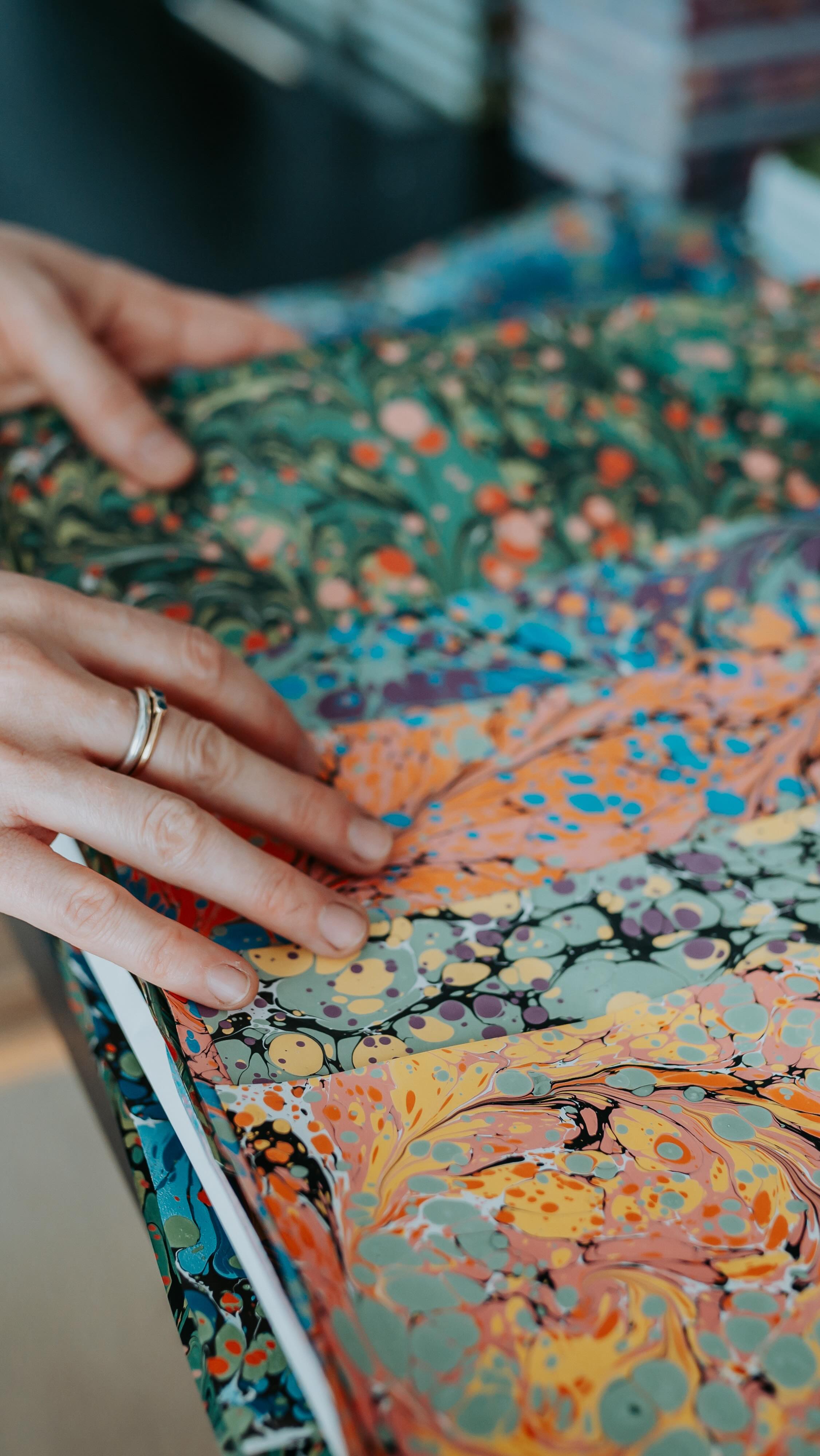 Making another batch of cutie business cards! I feel like my kids would love to make some kind of complicated card game with these 😆🃏🎲🎴♠️ Can’t let them see them