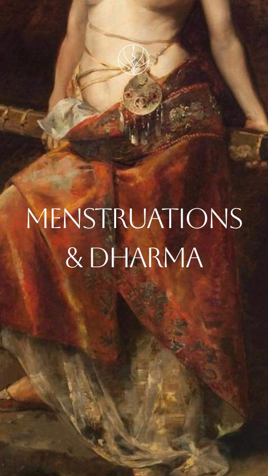 Le Dharma désigne la loi vivante qui soutient la vie, l’ordre naturel qui permet au corps, à l’énergie et à la conscience de fonctionner sans se détruire.
Lorsque le Dharma est respecté, la vie circule avec cohérence. Lorsqu’il est rompu, le corps entre en survie.
Dans le bassin féminin, le Dharma s’exprime de manière très concrète à travers le rythme, la limite, la capacité à contenir, et la capacité à laisser partir.
Les menstruations sont l’une des expressions les plus claires de ce Dharma à l’œuvre. Au niveau du Dharma, les menstruations correspondent à un temps de dissolution. Le bassin se retire, défait, relâche ce qui n’a pas pris forme.
À ce moment précis, une intelligence particulière de la Conscience devient essentielle : Durga, la fonction vivante qui garde le seuil lorsque celui-ci est plus ouvert, plus sensible, plus exposé.
Le Dharma est l’ordre à restaurer.
Durga est la gardienne du seuil pendant cette restauration.
Chaque cycle est une opportunité de restauration du Dharma,
même chez une femme très coupée de ses sensations.
Le corps continue, cycle après cycle, à tenter de se réguler et de se réorganiser. Les menstruations sont ainsi une médecine interne, naturelle et automatique.
Les honorer, c’est laisser cette médecine agir.
Honorer peut être extrêmement simple :
ne pas se forcer à socialiser,
réduire les stimulations,
se coucher plus tôt,
manger plus chaud,
poser une main sur le bassin,
ralentir la respiration,
accepter d’être moins disponible.
Dans la Trame du Bassin, cette compréhension du Dharma est un socle parce que ce chemin est un chemin incarné qui fait appel à des intelligences du vivant très précises : des intelligences du corps, de la limite, et de la conscience incarnée.
Par Andrea Amorim
Le Parcours de la Trame du Bassin