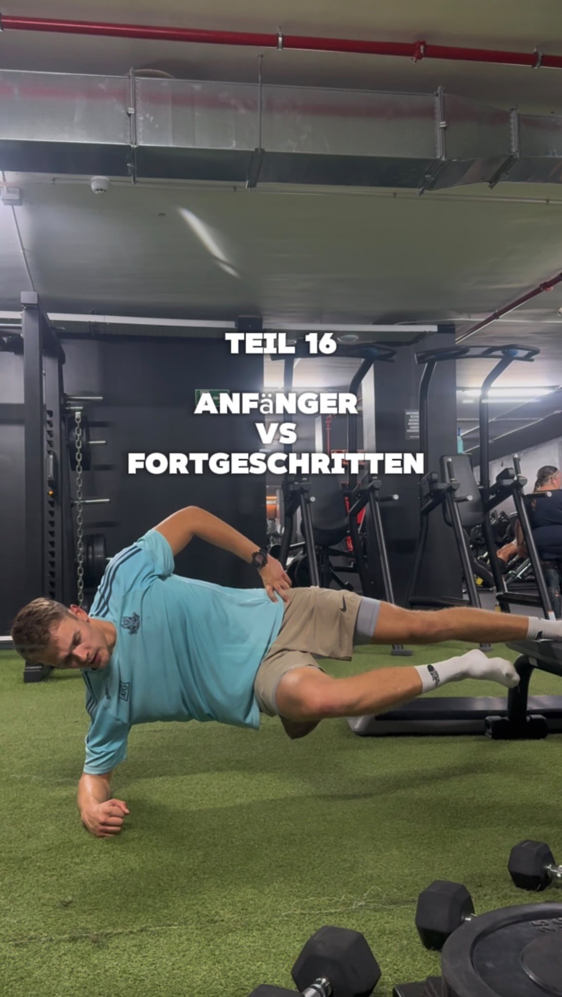 💯 Anfänger vs Fortgeschritten Krafttraining fürs Laufen
Wichtig für das Training ist es, nicht einfach irgendwelche Übungen zu machen, sondern welche, die dich herausfordern und somit auch weiter bringen.
Nicht jede Übung bringt dich weiter – entscheidend ist, dass sie gezielt deine Grenzen herausfordert. Nur durch ausreichend Reiz kann sich Muskelkraft, Stabilität und Leistungsfähigkeit steigern.
Progressive Belastung und Übungen, die Koordination, Kraft und Explosivität fordern, können langfristig die Laufökonomie und Verletzungsprävention verbessern.