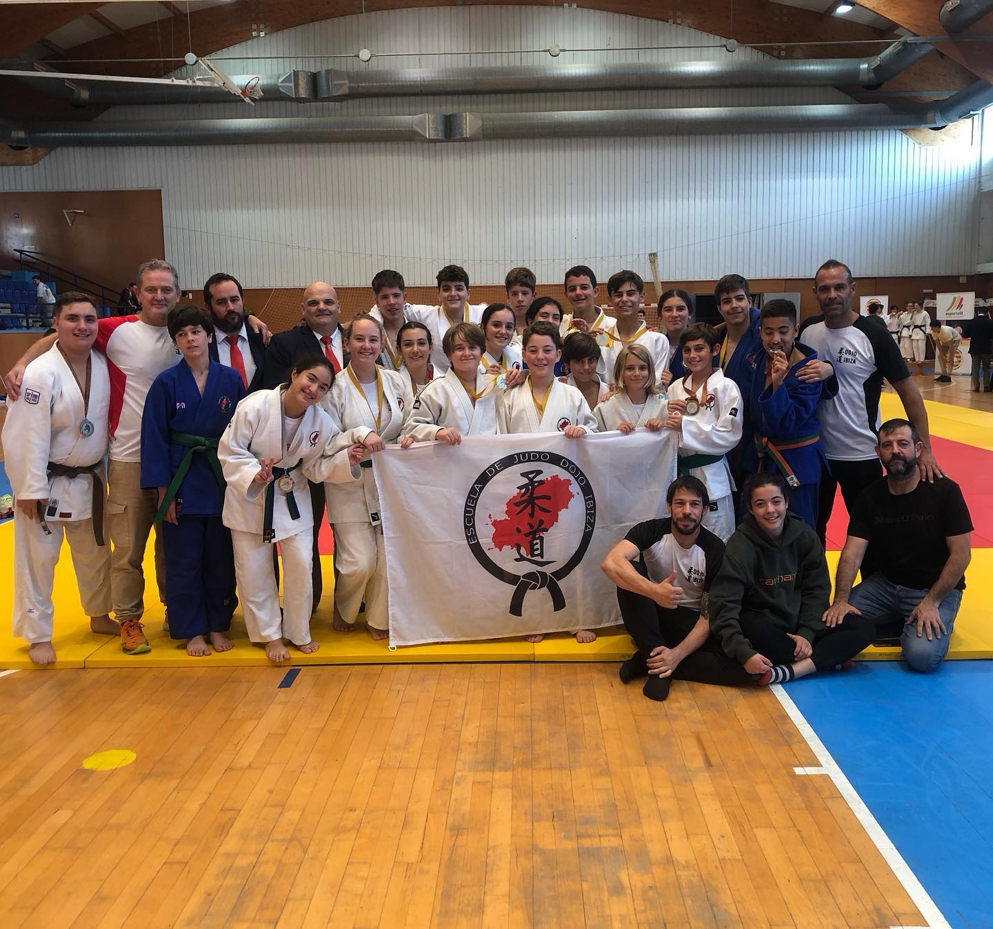 Primera competicion escolar (infantil/cadete) de temporada 24/25 con muy buenos resultados y sobre todo con muy buena actitud de nuestr@s jovenes judokas.
11 oros de 14 posibles
Infantil fem
🥇 Emma Lillo
🥇Sara Guasch
🥈Leonora Huaman
🥉 Carla Sarvise
🥉Lucia Camacho
🍫Carla Cardona
Infantil Masc.
🥇Diego Martinez
🥇Eric Ferrer
🥇Alai Torres
🥇Pep Ribas
🥇Hugo Riera
🥉Mateo Muñoz
🥉Mohamed Ali
🍫Marc Rueda
🍫Pablo Muñoz
Cadete Fem
🥇Tanit Mercier
Cadete masc.
🥇Izan Alcoba
🥇Telm Tur
🥇Pablo Gárriz
🥉Pol Tur
Enhorabuena a tod@s!
Vamos por buen camino
Gracias también a Rodrigo Martinez y Raül Lazaro que han participado como árbitros y al resto de ayudantes
Somos una gran familia!