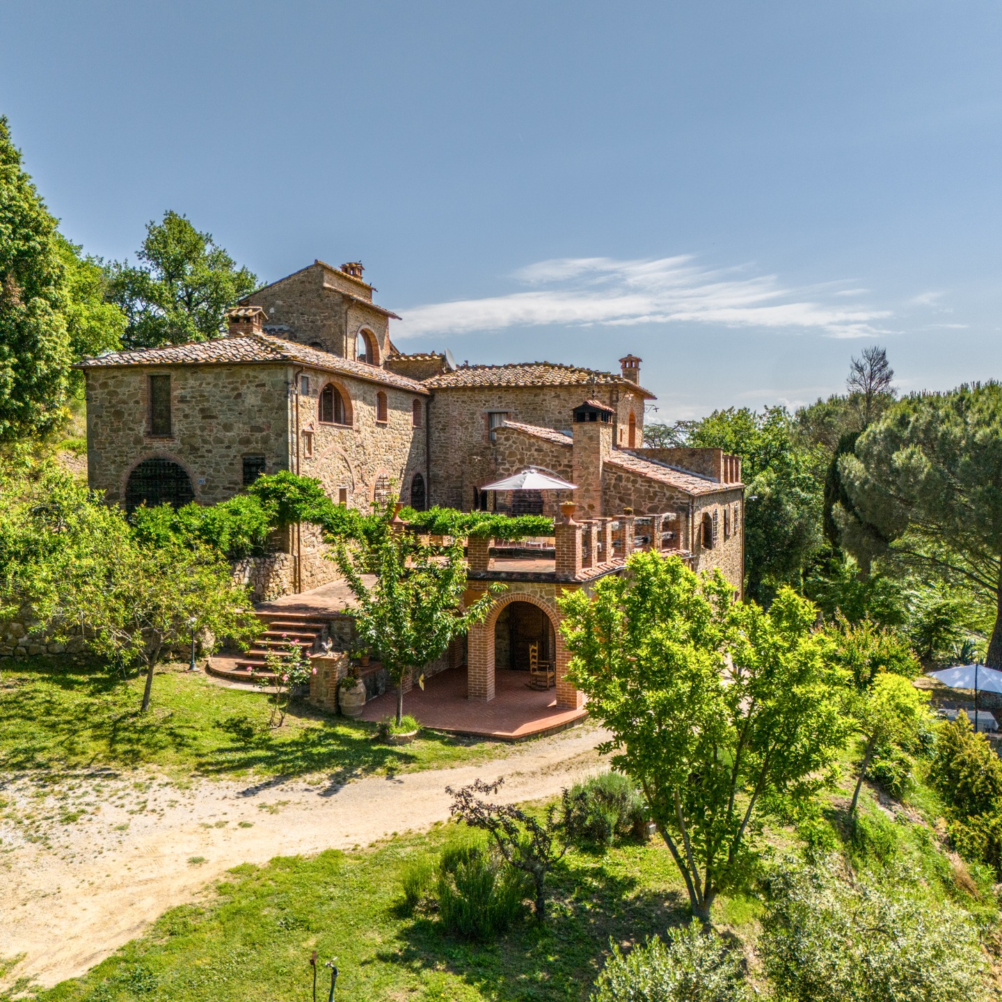 Luxury Tuscan Farmhouse For Sale Val di Chiana ✨
📍 17 hectares of rolling paradise
🍇 5,800 sqm vineyard = ~1,000L/year of Merlot, Cabernet & Syrah
🫒 700 olive trees = ~500L/year of rich extra virgin oil
🌳 10ha of woodland + garden, orchard, pastures, and 3 working wells
🏡 540 sqm of rustic luxury
🛏 4 large bedrooms + 2 loft/attic rooms
🔥 5 fireplaces
📚 Study, 2 full kitchens, 4 bathrooms
🍞 Traditional wood-fired oven for bread or pizza nights
🏊 12m pool (chlorine system) + sun-soaked terrace
💶 €1.3M | Furnishings included.
📩 DM to schedule your private viewing.
#TuscanVilla #LuxuryFarmhouse #HistoricHome #ValDiChiana #ItalianRealEstate #OliveOilEstate #VineyardViews #RusticLuxury