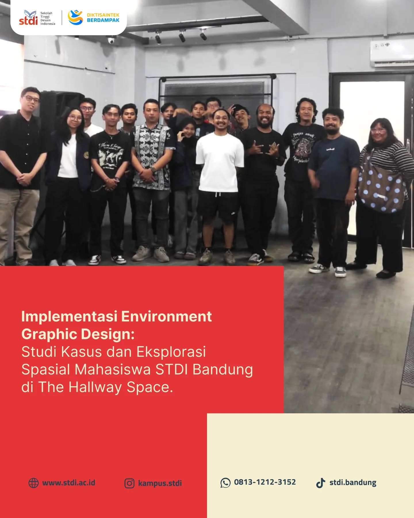 Melihat lebih dekat interaksi antara elemen grafis dengan ruang publik. 📍📐
Mahasiswa Sekolah Tinggi Desain Indonesia (STDI) melakukan kunjungan lapangan ke The Hallway Space sebagai bagian dari mata kuliah Environment Graphic Design (EGD). Kegiatan ini difokuskan pada analisis studi kasus mengenai bagaimana sistem navigasi (wayfinding), identitas visual, dan elemen informatif dapat meningkatkan pengalaman pengguna di dalam ruang.
The Hallway Space yang memiliki karakteristik unik menjadi laboratorium yang ideal bagi mahasiswa untuk memetakan solusi desain yang fungsional sekaligus estetik. Melalui observasi langsung ini, mahasiswa diharapkan mampu merancang desain lingkungan yang tidak hanya informatif, tetapi juga mampu menghidupkan atmosfer sebuah ruang kreatif.
Dari teori di kelas, menuju aplikasi nyata di ruang publik.
#STDIBandung #EnvironmentGraphic Design #EGD #TheHallwaySpace #WayfindingDesign DesainGrafis CampusUpdate StudiKasusDesain