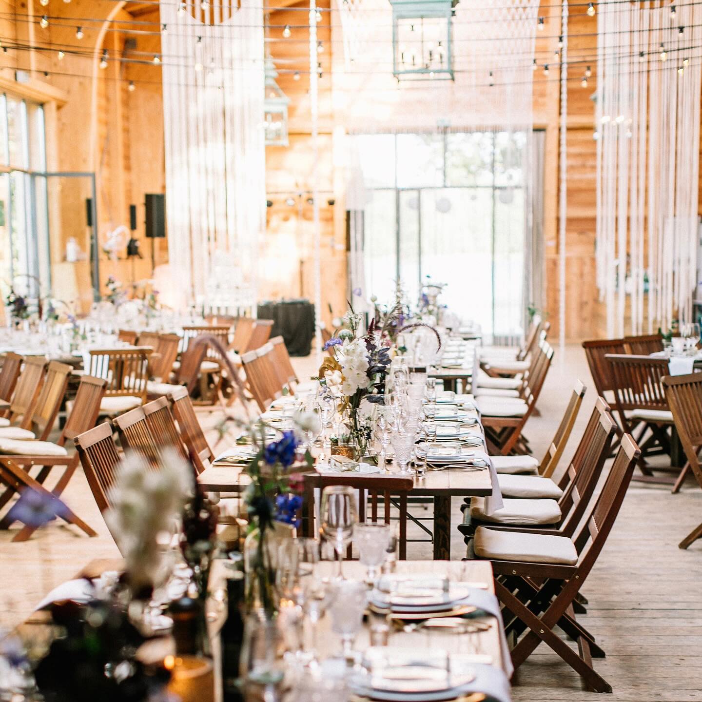 Individuelle Deko lässt unsere schöne Eventscheune zu eurem Traum werden.
Foto: @fabijanvuksic
#eibenhofbadsaarow #eventlocation #weddinglocation #feiernamscharmützelsee #scheunenhochzeit