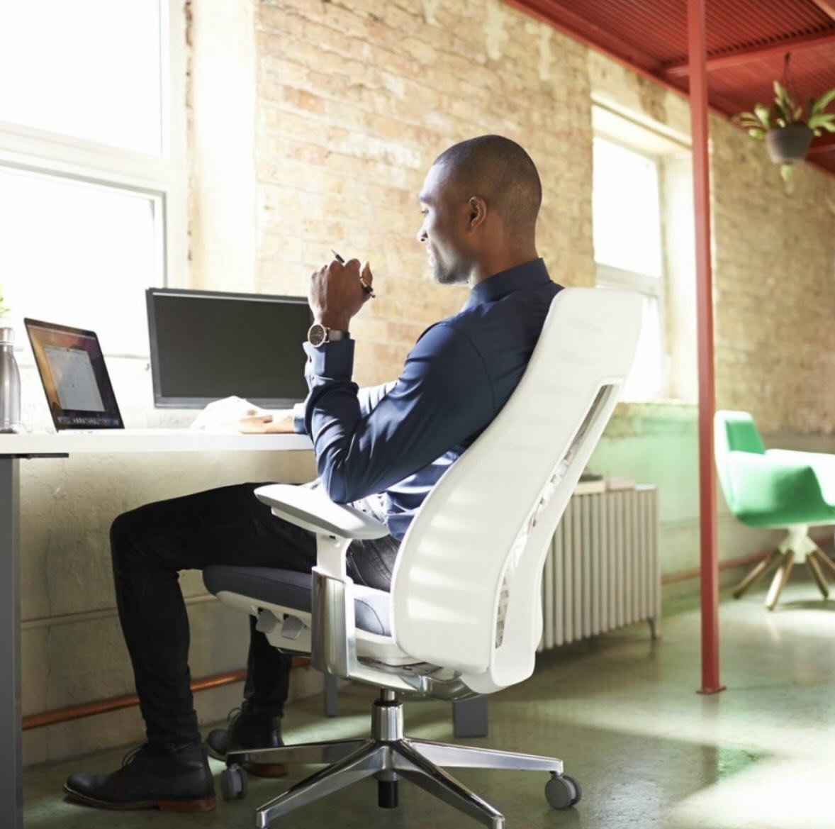 Fern’s unique, curved back responds to every movement. Feel complete comfort from the neck down with @haworthinc.