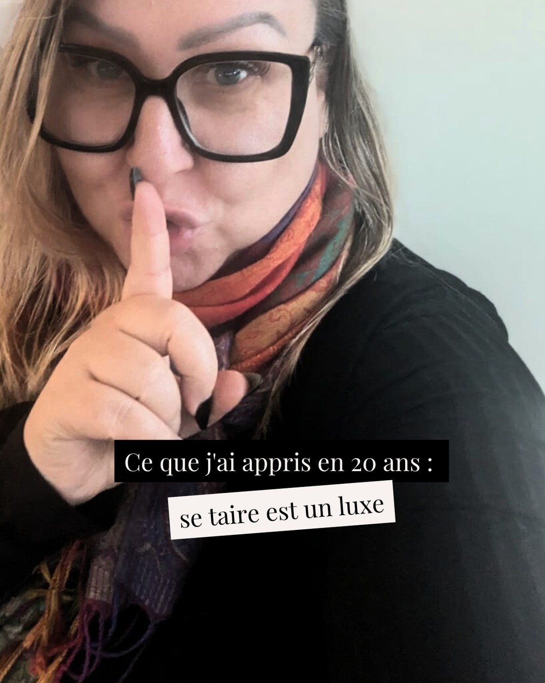 Arrive un moment où l’on s’en fiche royalement d’impressionner la galerie.
Après 20 ans à bâtir, à ramer, à tomber et à me relever, j'ai fini par comprendre une chose : je n'ai plus aucune envie de me justifier. Ni sur ce que je fais, ni sur ma façon de penser en arborescence, ni sur mes prix, ni sur ma légitimité.
Ce n’est pas de la fuite.
C’est choisir de préserver mon réservoir sensoriel plutôt que de le gaspiller dans une joute verbale qui ne mènera nulle part.
Il y a un switch qui s'opère quand on devient une Patronne Souveraine.
On arrête d’en faire des caisses pour prouver sa valeur.
On parle moins.
On accepte les silences.
Ces silences qu’avant, on remplissait à tout prix en expliquant, en justifiant, en réagissant... par peur d'être mal comprise ou rejetée.
Aujourd'hui, mon silence est une décision.
Parce que tout ne mérite ni une réponse, ni une explication.
Et c’est très bien comme ça.
Pendant des années, j'ai cru que je devais "porter" l'échange, réguler les émotions des autres, gérer le malaise.
Je pensais que c'était ça, "tenir ma place".
Le jour où tu arrêtes, le système change.
Ta place, tu l’as déjà.
Elle est là où tu décides d'être.
En cessant de réagir à tout, tu filtres naturellement ton entourage : certains s’éloignent, d'autres se rapprochent, et c’est exactement ce qui doit arriver.
C'est le meilleur des algorithmes.
Ce qui impose le respect, ce n’est plus ce que tu dis.
C’est l’état depuis lequel tu parles.
Tu peux dire deux mots depuis un espace intérieur clair et tranquille
Tu peux être brillante et agitée
Ne pas réagir à tout, c’est une technologie supérieure.
C’est de la maturité entrepreneuriale.
C'est passer de la prison de la sur-adaptation à la forteresse de la souveraineté.
Alors, pour tes prochains rendez-vous business, tes prochaines collabs ou tes prochains posts : rappelle-toi que tu n’es pas obligée de te surexpliquer pendant des heures.
Ta valeur ne dépend pas de leur capacité à te comprendre.
Présente, tranquille et souveraine.
C’est tout ce dont ton business a besoin.
Et comme disait un sage : "Raisonner un C**, c'est comme essayer de faire jou** une poupée gonflable"
#SlowBusiness #Neurodivergence