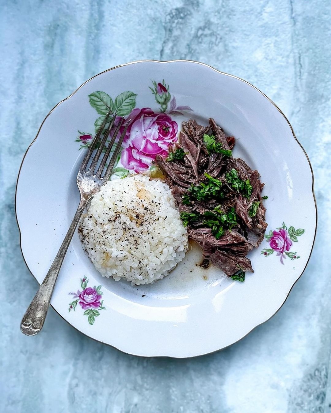 @wooptonight #repost Goat tandoori and rice from #sundayroast ala Turka.
Recently I have been experimenting cooking goat’t meat and this is where I am at the tenderness level.
It’s 1.5kg leg of goat with bone in, I have brined it 16 hours in 2% brine with cinnamon, lemon and orange peel. Dried it in the fridge overnight. Covered it in a paste made with cumin, homegrown thyme, @cornedor.co pomegranate molasses and the other usual suspects (olive oil, lemon juice, salt, pepper, vinegar)
Roasting times; covered with foil 3 1/2 hours in 180° C, still covered 1 hour 200°C then finally uncovered 220° C until it is crispy.
Result is fall of the bone 🦴
🇹🇷 Bu aralar oğlak eti deniyorum, bu ikinci büyük parça denemem. İlkinde @7mehmetrestaurant tarifinden önce düdüklüde pişirip fırında bitirmiştim. Bu sefer bir gün öncesinden salamuraya yatırıp, gecesinde buz dolabında kurutup ertesi gün fırında 5 saat pişirdim. Yumuşacık oldu. Salamurası %2 tuz, portakal ve limon rendesi. Fırına girmeden üzerine kimyon, bahçemizden kurutulmuş thyme ve @cornedor.co nar ekşisi ile sos yaptım. Pişirme süresi (kendime not) 1.5kg lık kemikli oğlak bacağı için üzeri kapalı 180° de 3 1/2 saat, yine üzeri kapalı 200° de 1 saat ve üzeri açık çıtırlaşana kadar 220° de 30 dakika.
#goatsmeat #goatroast #roastgoat #legofgoat #goatleg #oğlaketi #goattandoori #oğlaktandır #tandoori #tandır #sundayroast #thefeedfeed @thefeedfeed
#f52grams #food52grams
@pinkladyappleuk
@foodphotoaward #pinkladysnapsFeb24