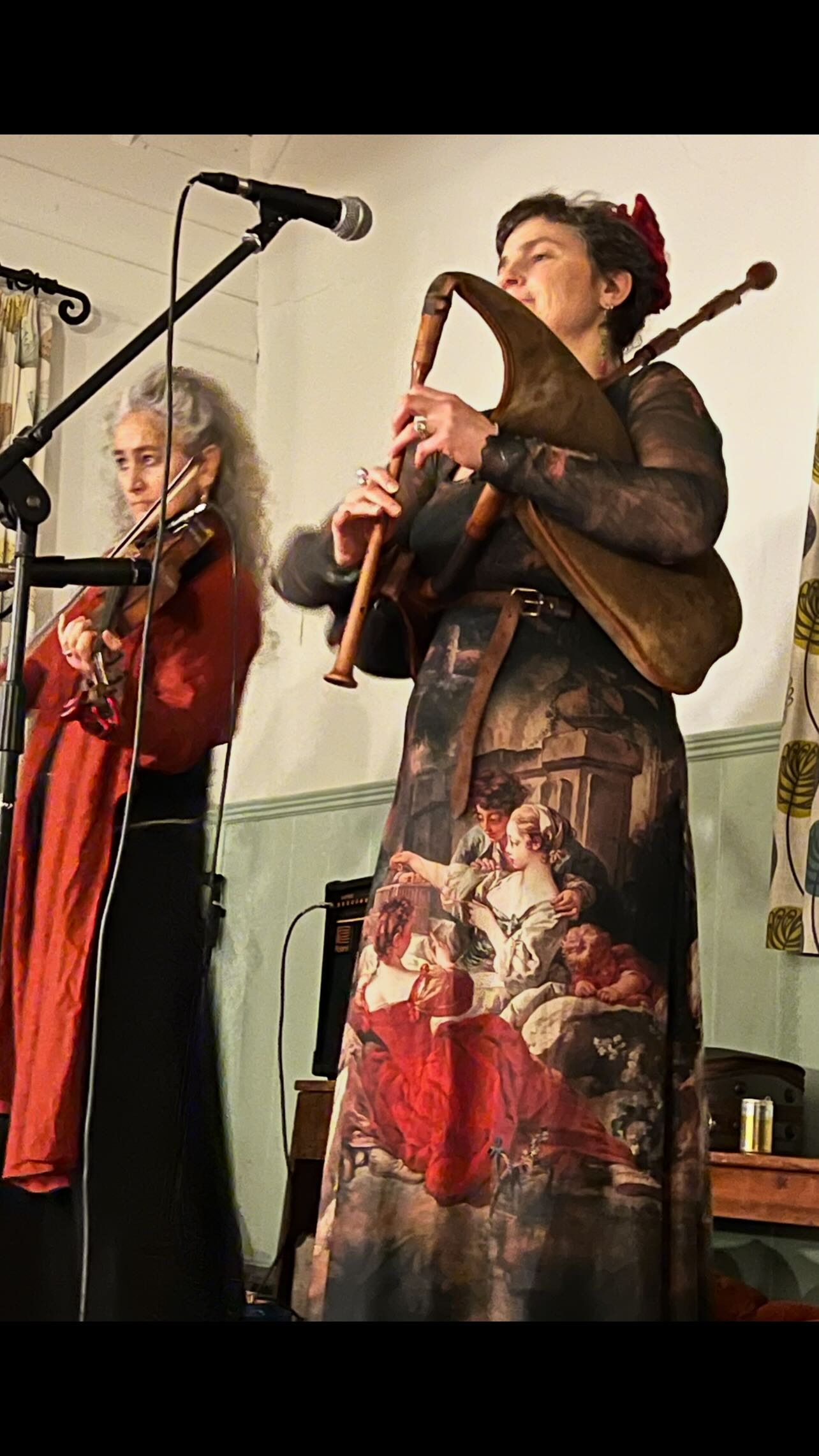 😍 Amazing how addictive such a simple and repetitive movement can be - creating the alchemy of trance in community.
Come and experience it with the Dragonsfly Dance Band Bal on Valentines Day. Bring your loved ones or dance your love with yourself and your community.
Nailworth Town Hall, Nr. Stroud. Sat 14th Feb.
Tickets in link in bio £13/10 teens (£8)
https://www.trybooking.com/uk/FPMV
#valentinesday❤️ #frenchdance #breton #festnoz #ceilidh