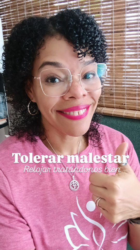 𝗖𝘂𝗮𝗻𝗱𝗼 𝗵𝗮𝘆 𝗲𝘀𝘁𝗿é𝘀, 𝘁𝗼𝗱𝗼 𝘀𝗲 𝘀𝗶𝗲𝗻𝘁𝗲 𝗺á𝘀 𝗶𝗻𝘁𝗲𝗻𝘀o.🤯
A mí me pasa que cuando estoy con estrés, no es solo “pensar demasiado”. Es que todo se siente más intenso: los ruidos molestan, el cuerpo se tensa, la mente corre. Cómo si los sentidos estuvieran en modo alerta.
Por eso quise hablar de una habilidad de DBT que parece sencilla, pero es muy práctica: relajar los sentidos tratándote bien. No para borrar lo que se siente, sino para regularnos y poder volver a elegir con más calma.
🧠 Datos de "ciencia suave" que dicen por qué funciona:
• Cuando el cuerpo baja la activación, sale del modo alarma
• Con menos activación, se recupera claridad y control (menos piloto automático)
• Lo sensorial y agradable puede aumentar sensación de seguridad interna: Aquí no hay emergencia.
En el próximo reel te comparto un kit sensorial con estrategias por cada sentido.
Cuéntame: ¿Qué sentido sientes más “saturado” últimamente? 👀👂👃👅✋
#saludmental #autocuidado #mindfulness #regulacionemocional #toleranciaalmalestrar