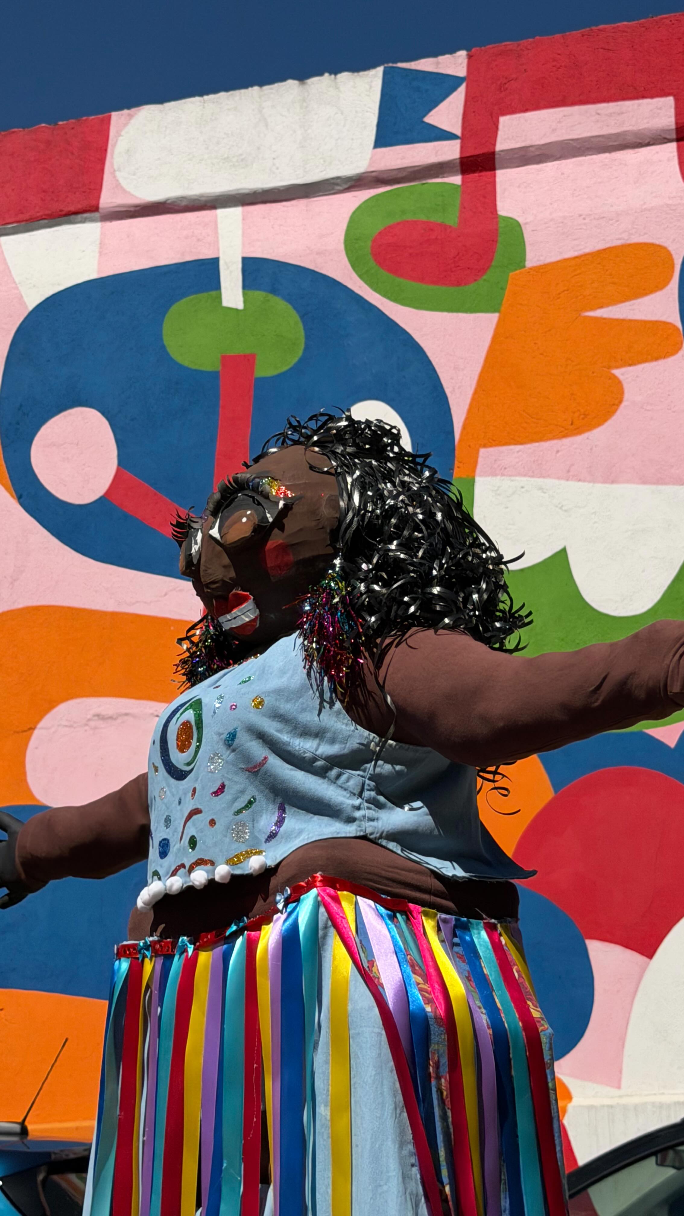 Carnaval é festa, é cultura viva no nosso país e as crianças fazem parte de cada processo.
Customizar instrumentos, criar roupas e explorar os elementos que compõem essa celebração também faz parte do aprendizado.
O nosso Carnaval Circular é especial demais.