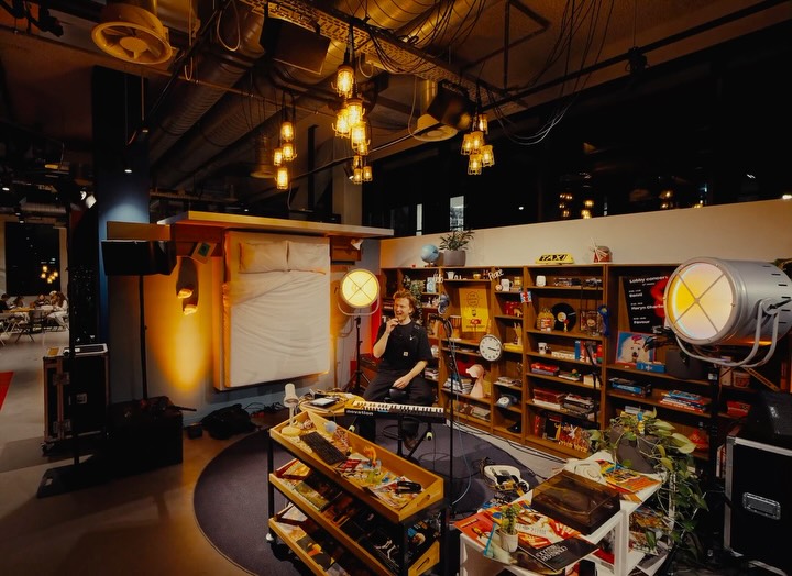 What an amazing setting.
During Eurosonic, the lobby at @thesocialhub.groningen transformed into a tiny room
intimate, alive, and full of energy.
We heard incredible music,
and in between the notes, created beautiful stories.