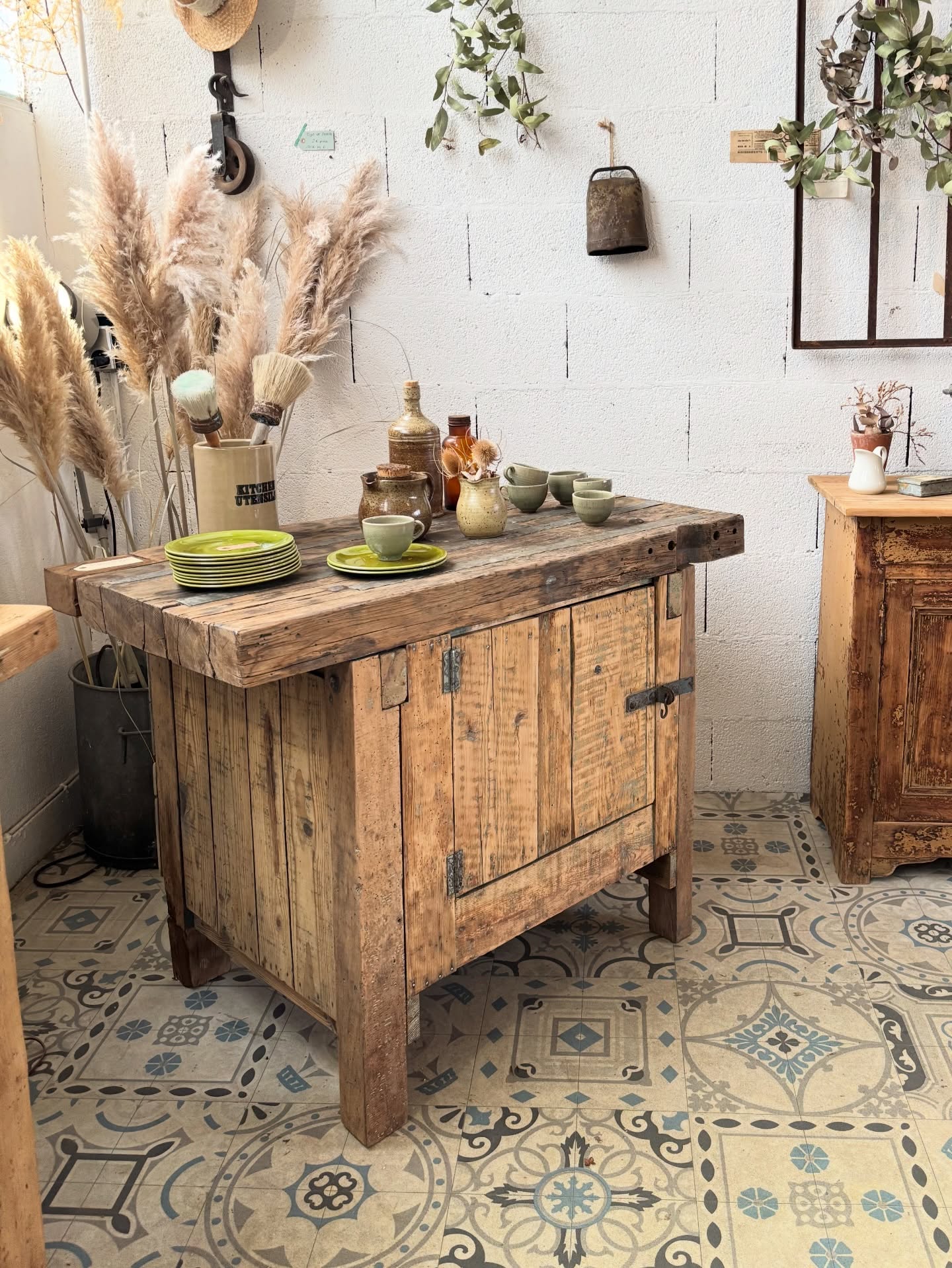 🤍 Nouveauté en boutique
Ancien établi rustique
Plateau en chêne massif et détail en zinc, structure et piètement en sapin
Grande capacité de rangement intérieure
Bref une pépite à ne pas louper 🙌🏼
Dimensions : L 105 x P 60 x Ht 80 cm
#brocante #etabli #puces #brocanteenligne #etabliancien