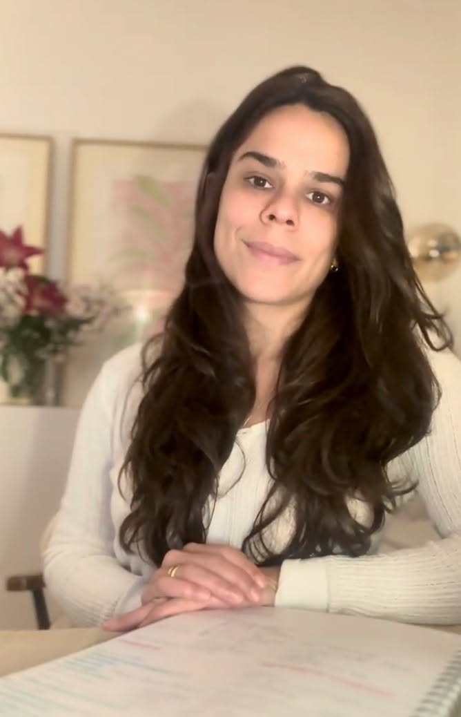 (Tem um presente para você no final da legenda, vem cá!)
Todo relacionamento revela através da experiência partes nossas que ainda precisam ser curadas, olhadas e principalmente: amadas.
Os desafio nos convidam a mudar nossas condutas, perceber nossas dores e transformá-las em nosso potencial.
Quando nos abrimos para a experiência de amar e de se transformar, o relacionamento se torna leve, pois abandonamos a expectativa de um amor romântico que não existe na prática.
Como tem sido por aí se relacionar?
Esse foi o tema do mês de janeiro do nosso tratamento de AutoCura Criativa que acontece todas as semanas!
Se você quiser participar de uma aula GRATUITA de AutoCura Criativa, esse sábado 7/02 às 9h (horário do Brasil) comente “eu quero” que eu estou te esperando :)