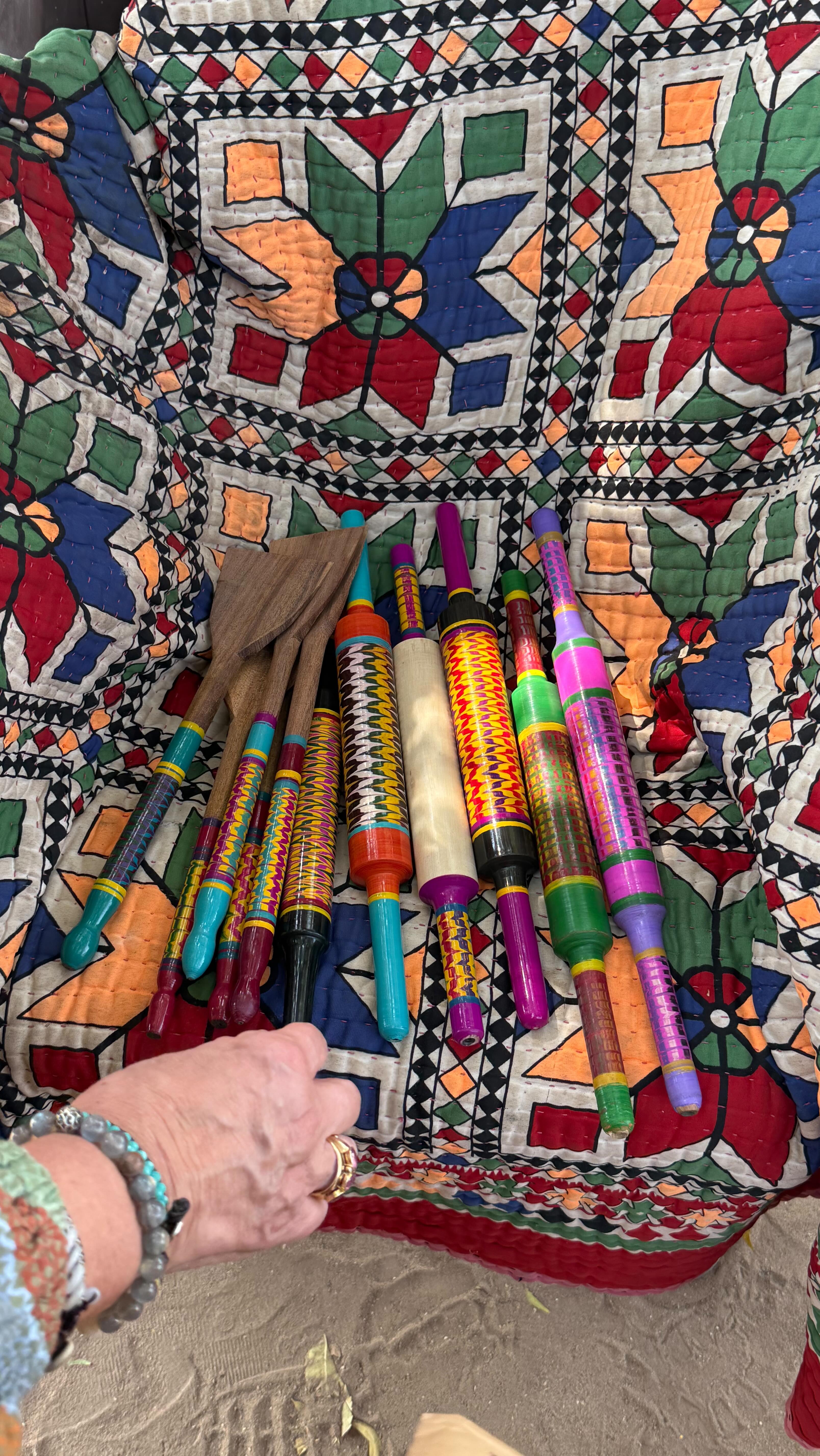 Très belle découverte d’un artisanat du Gujarat : le bois laqué.
Art décoratif ancestral, il consiste à recouvrir des objets en bois de fines couches successives de laque colorée, révélant des teintes lumineuses et une brillance profonde. Chaque pièce est travaillée avec patience, laissant apparaître le geste précis de l’artisan.
Nouveautés à la boutique : petits rouleaux à pâtisserie et cuillères à salade, des objets du quotidien revisités avec élégance et savoir-faire.
Organisation du voyage toujours au top par @guidefrancophoneenindevishnu
Thank you dear Indian partner 🙏
Et merci aux copines de voyage pour leur confiance et joie de vivre.
Quels moments magiques chaque année à la découverte d’une nouvelle région de l’Inde.