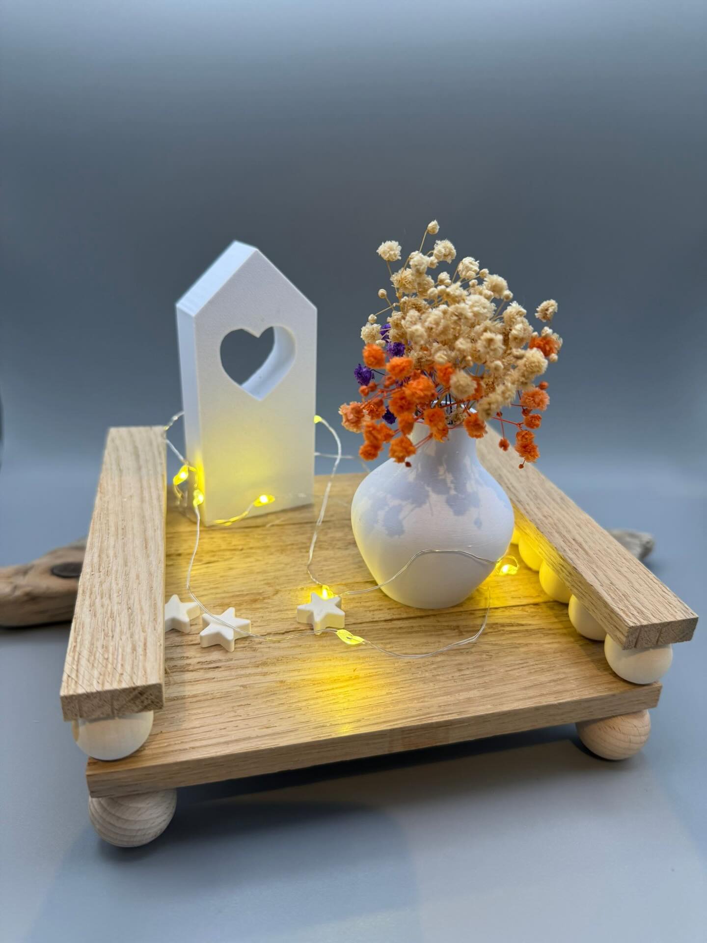 Manchmal braucht es nicht viel, um eine gemütliche Atmosphäre zu schaffen: ein bisschen Holz, warmes Licht und liebevolle Deko. 🌼💛
# warmes Licht
# 3D Druck
# Holz